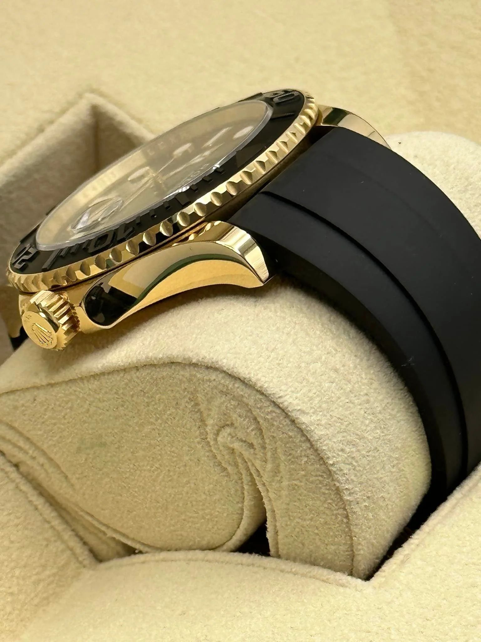2023 Rolex Yacht-Master 42mm 226658 Gold Oysterflex Black Dial - Image 6