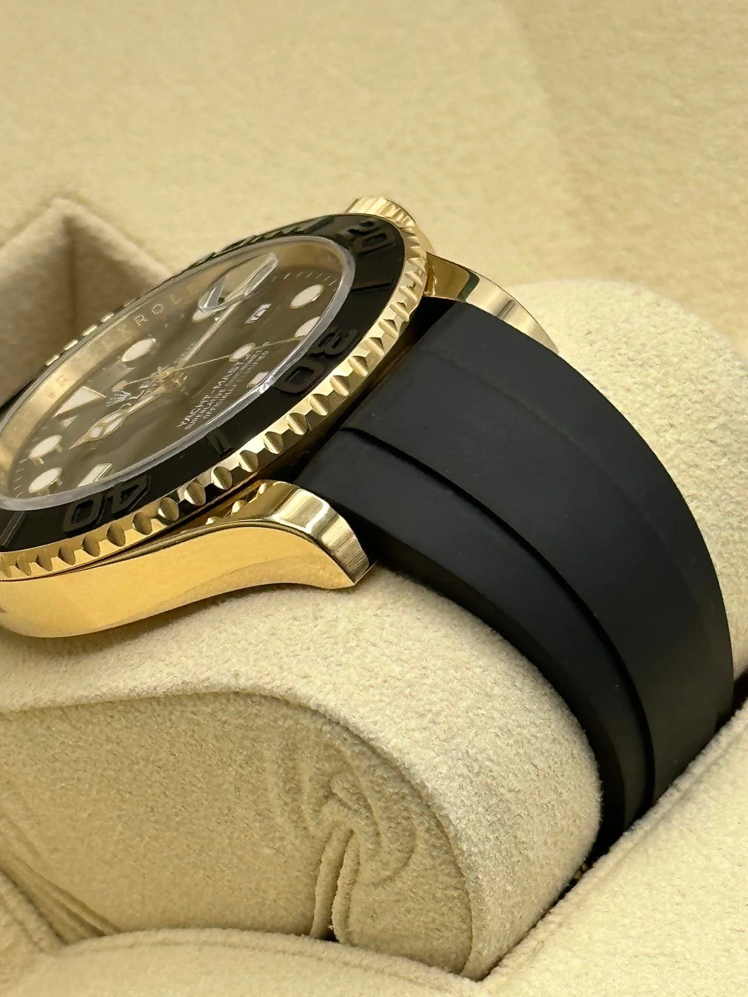 2023 Rolex Yacht-Master 42mm 226658 Gold Oysterflex Black Dial - Image 8
