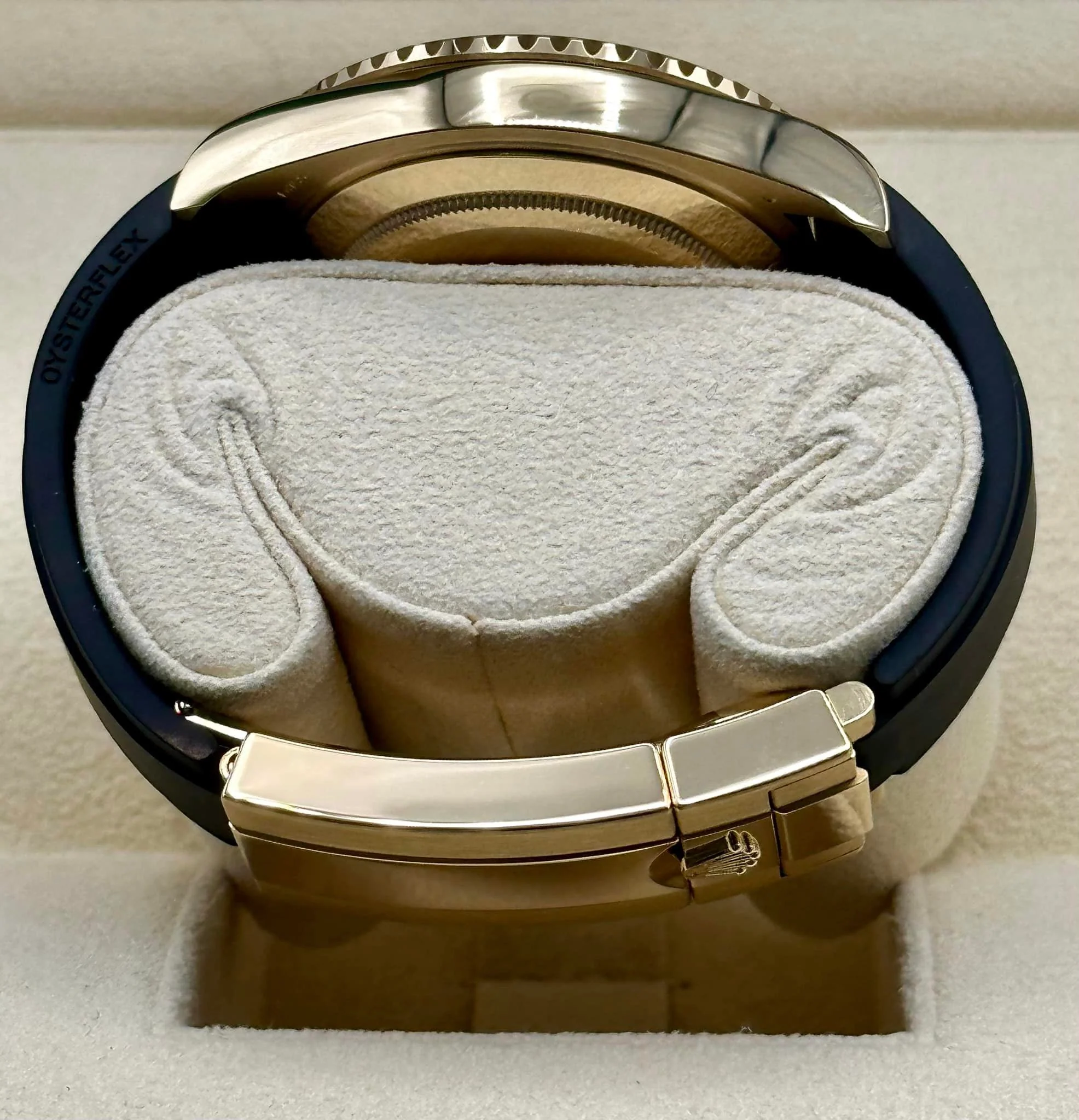 2023 Rolex Yacht-Master 42mm 226658 Gold Oysterflex Black Dial - Image 9