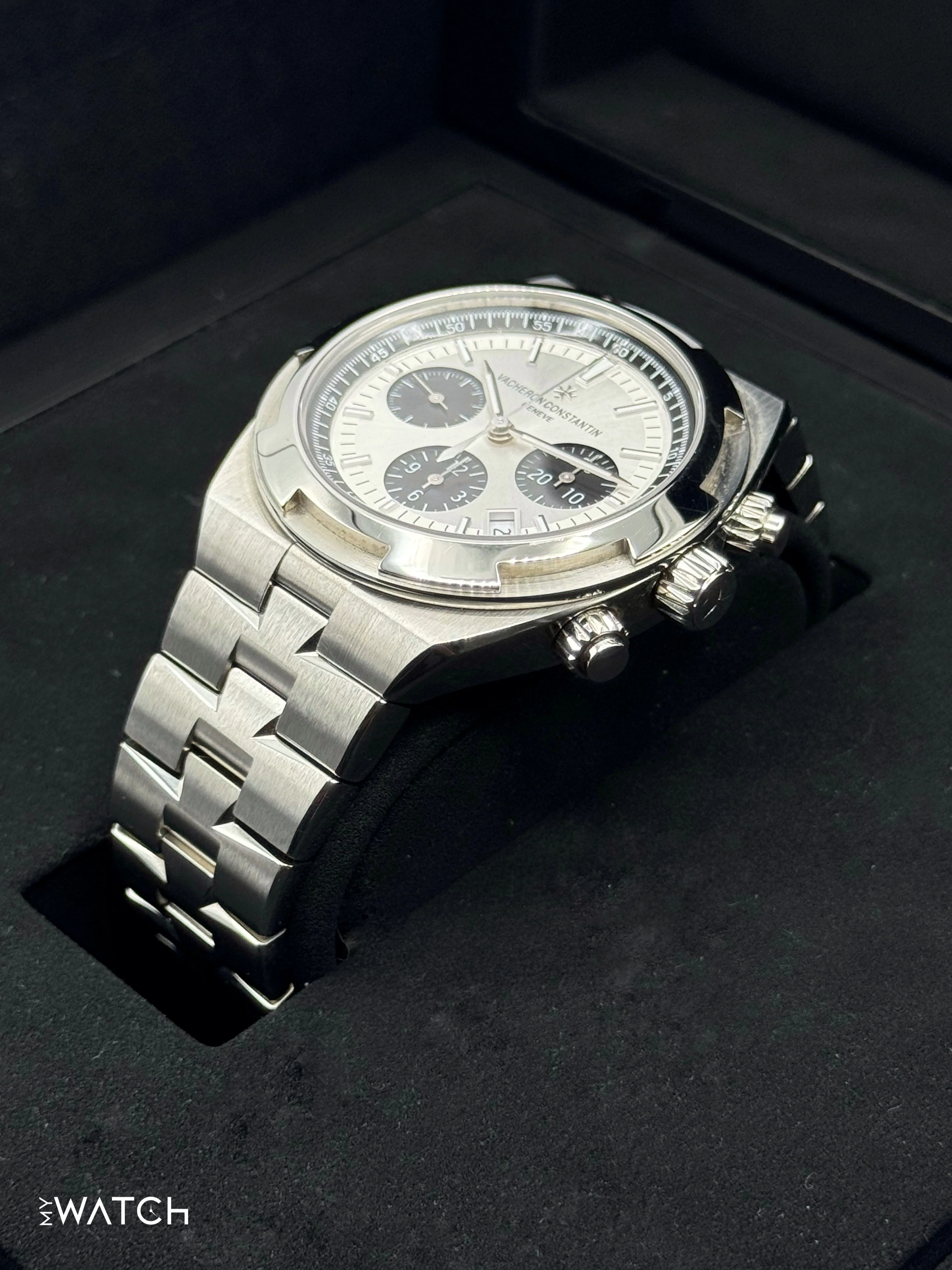 2023 Vacheron Constantin Overseas 42.5mm 5500V Stainless Panda Dial - Image 5