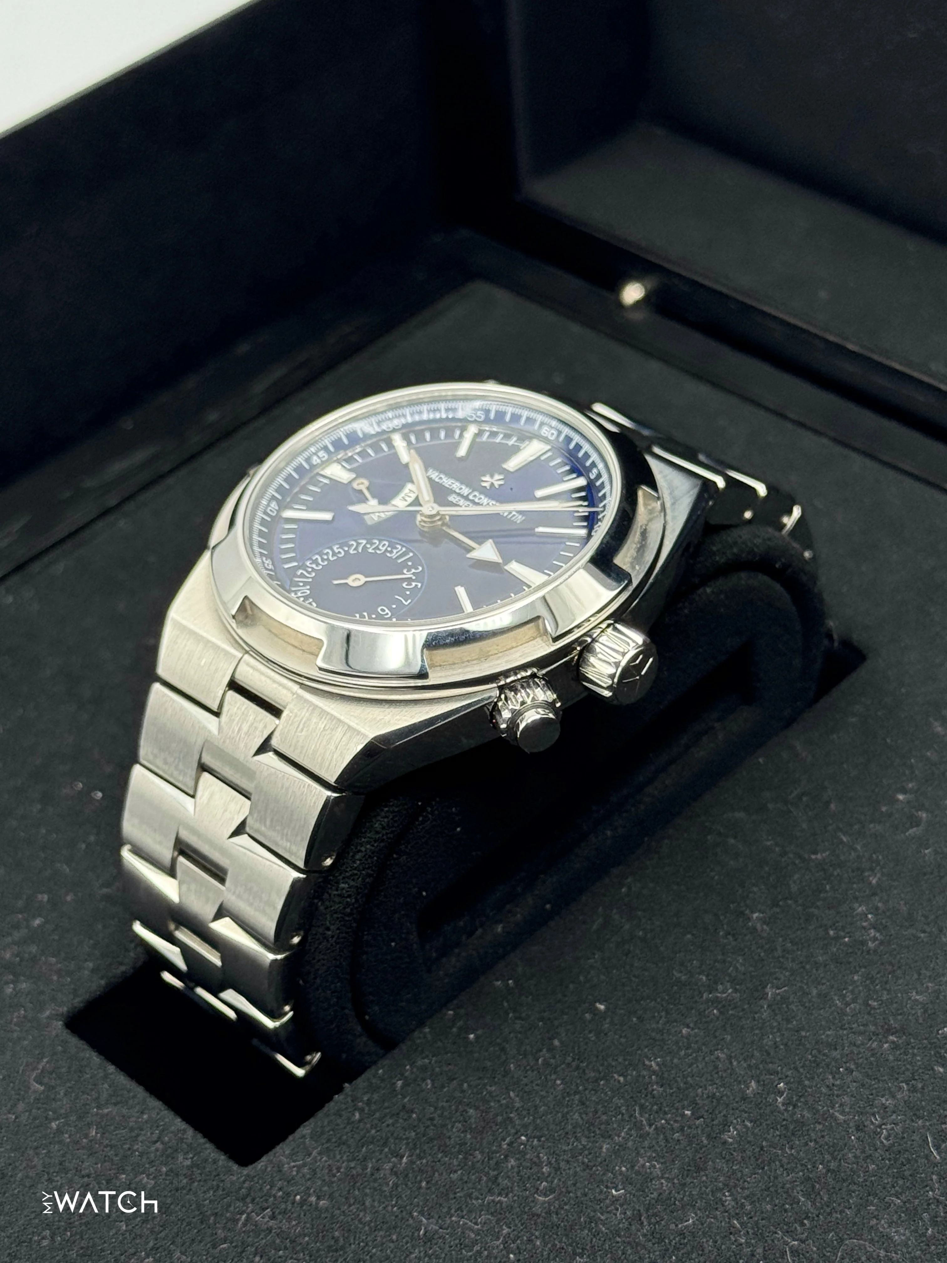 2023 Vacheron Constantin Overseas Dual Time 41mm 7900V Blue Dial - Image 5