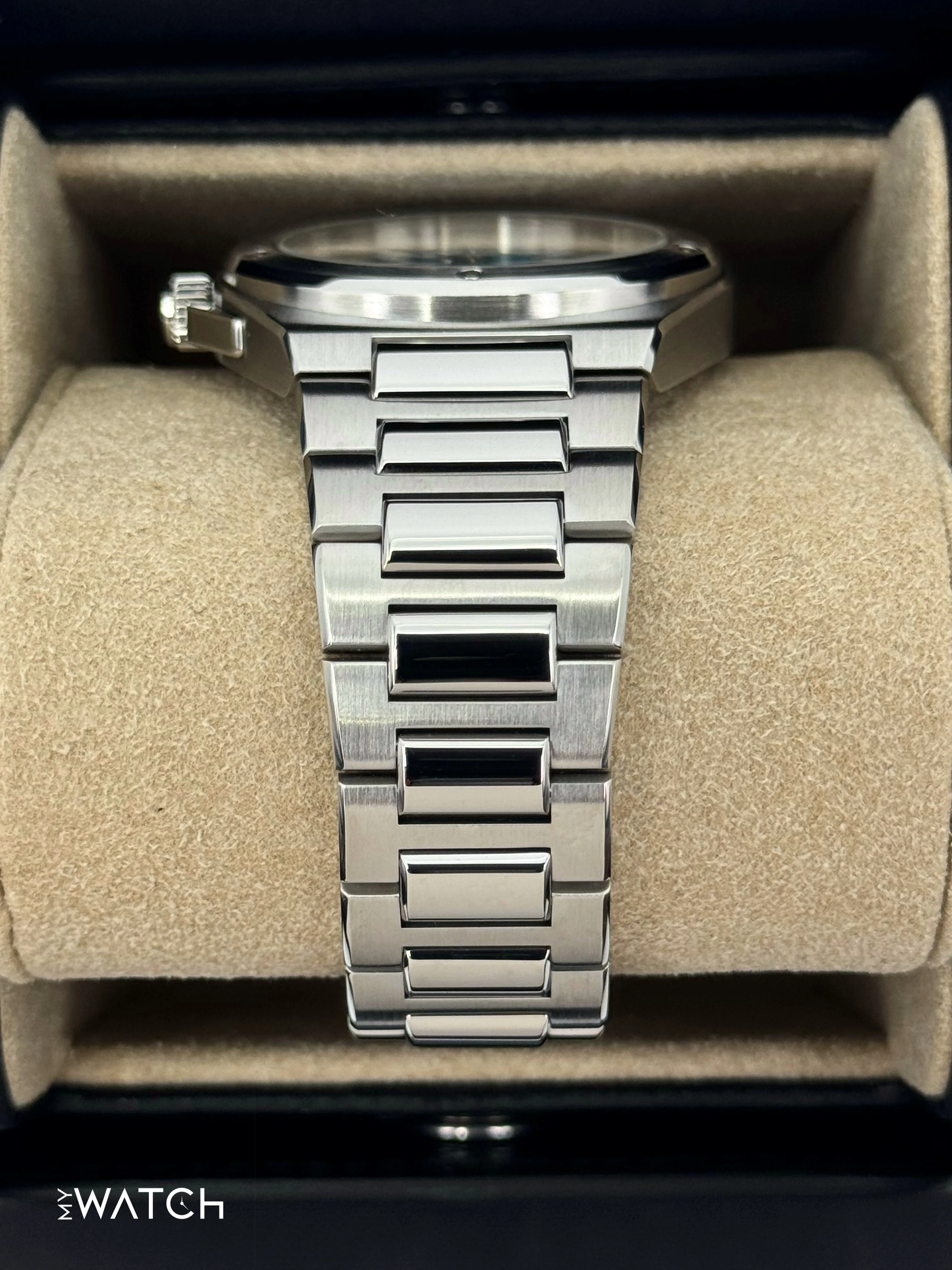 2024 IWC Ingenieur Automatic 40mm IW328903 Stainless Steel Aqua Dial - Image 4