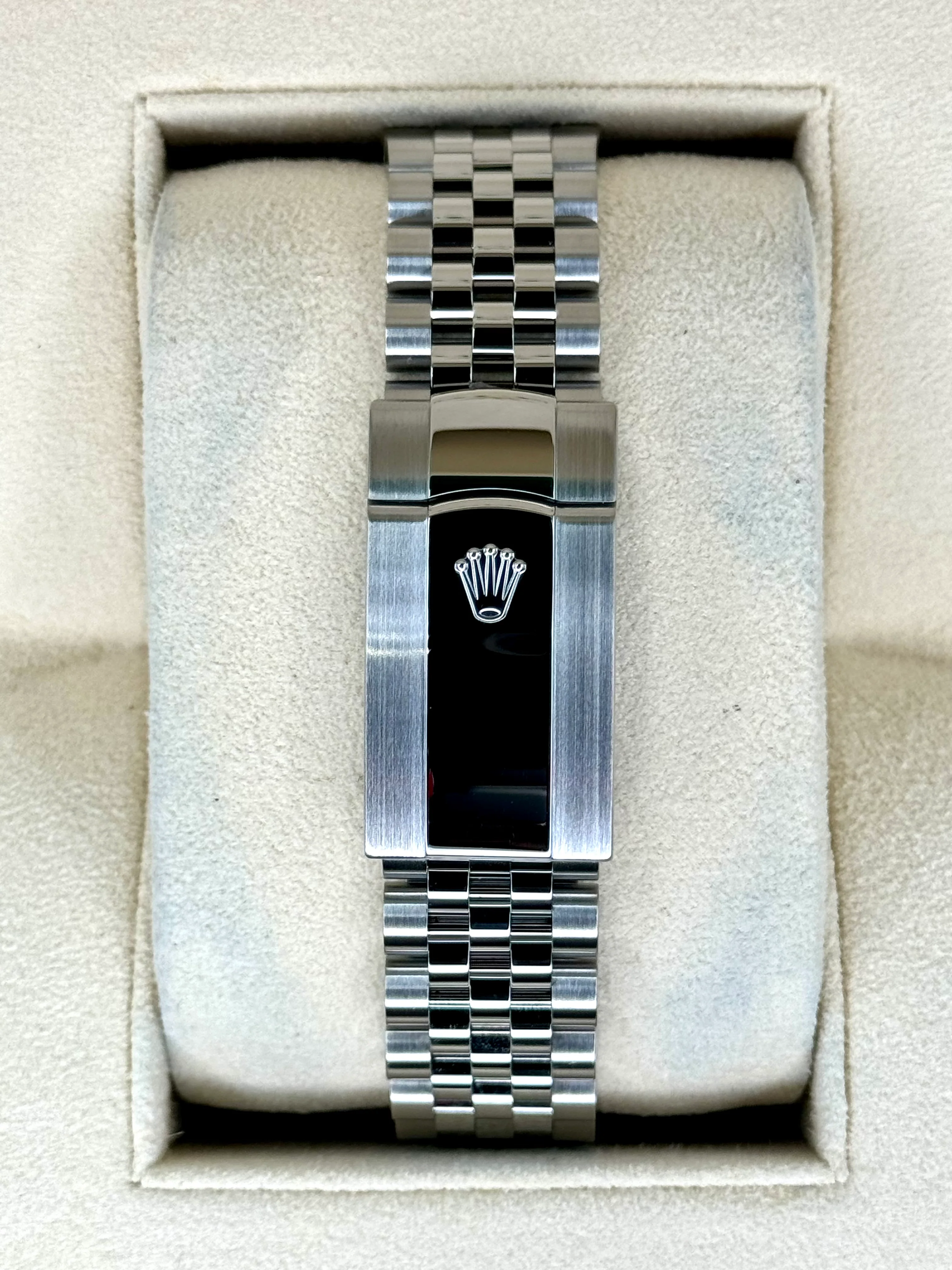 2024 Rolex Datejust 41mm 126300 Jubilee Green Dial - Image 2