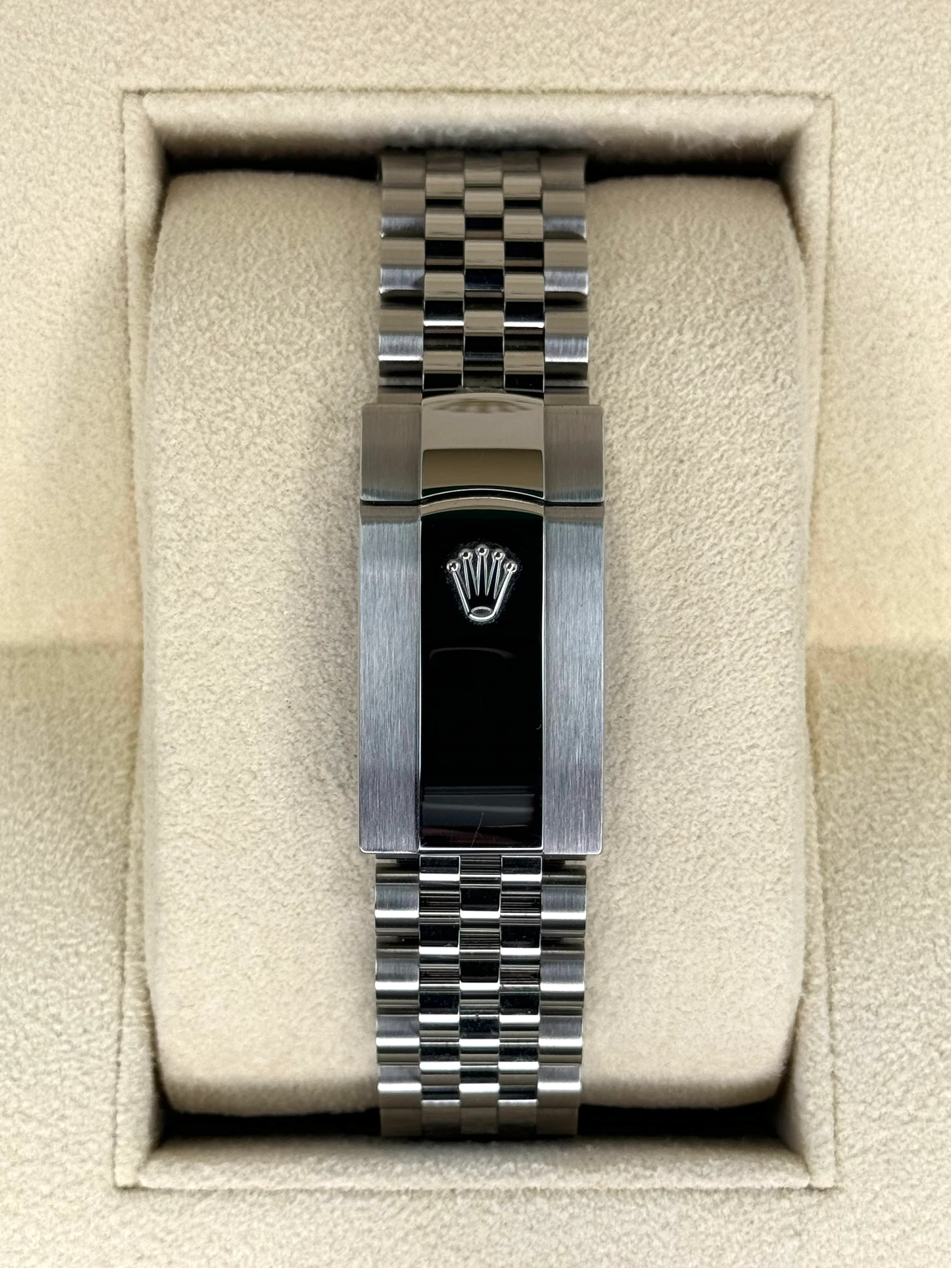 2024 Rolex Datejust 41mm 126334 Jubilee Wimbledon Dial - Image 2