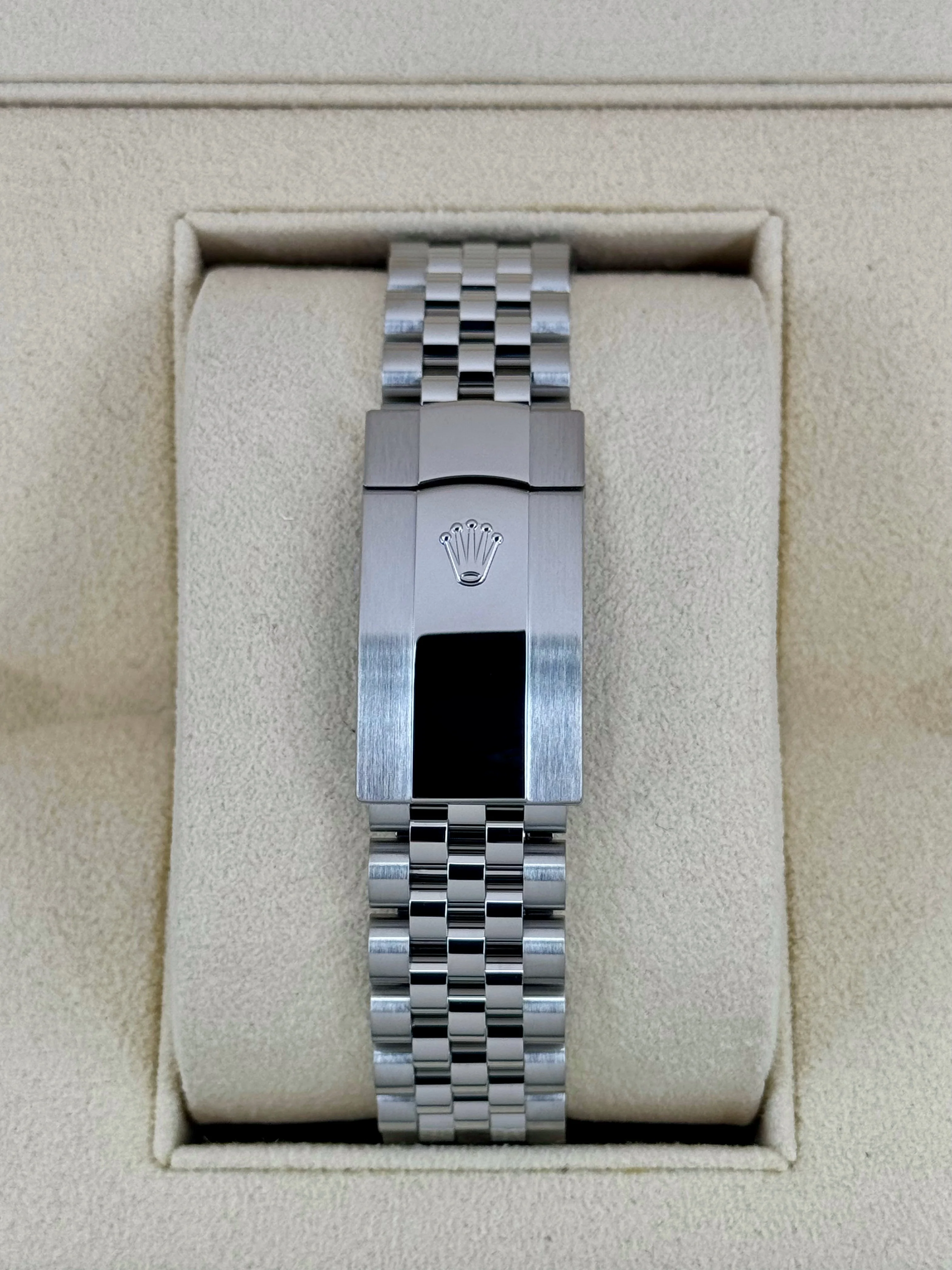 2024 Rolex Datejust 41mm 126334 Stainless Steel Jubilee Mint Green Dial - Image 2