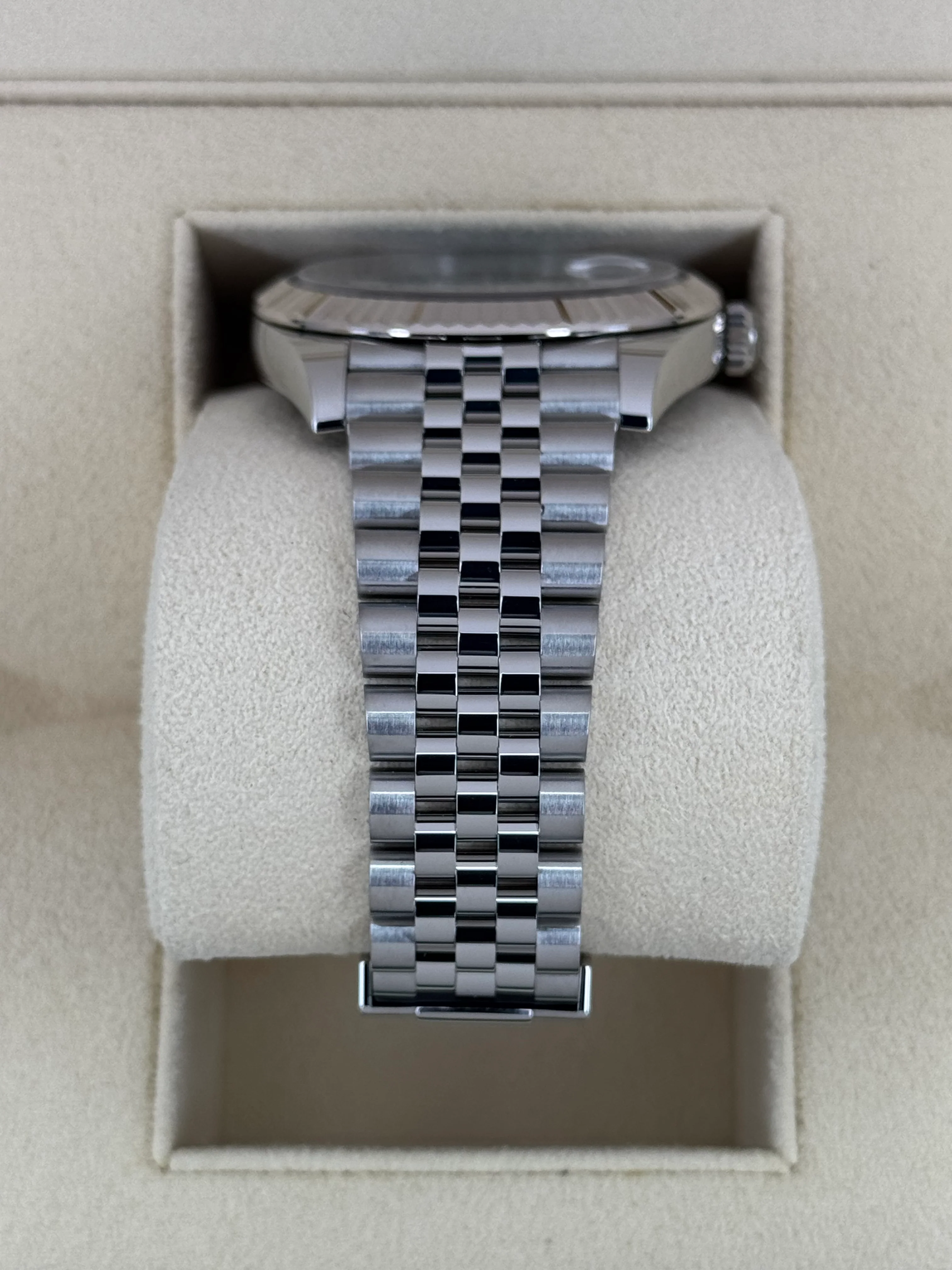 2024 Rolex Datejust 41mm 126334 Stainless Steel Jubilee Mint Green Dial - Image 3