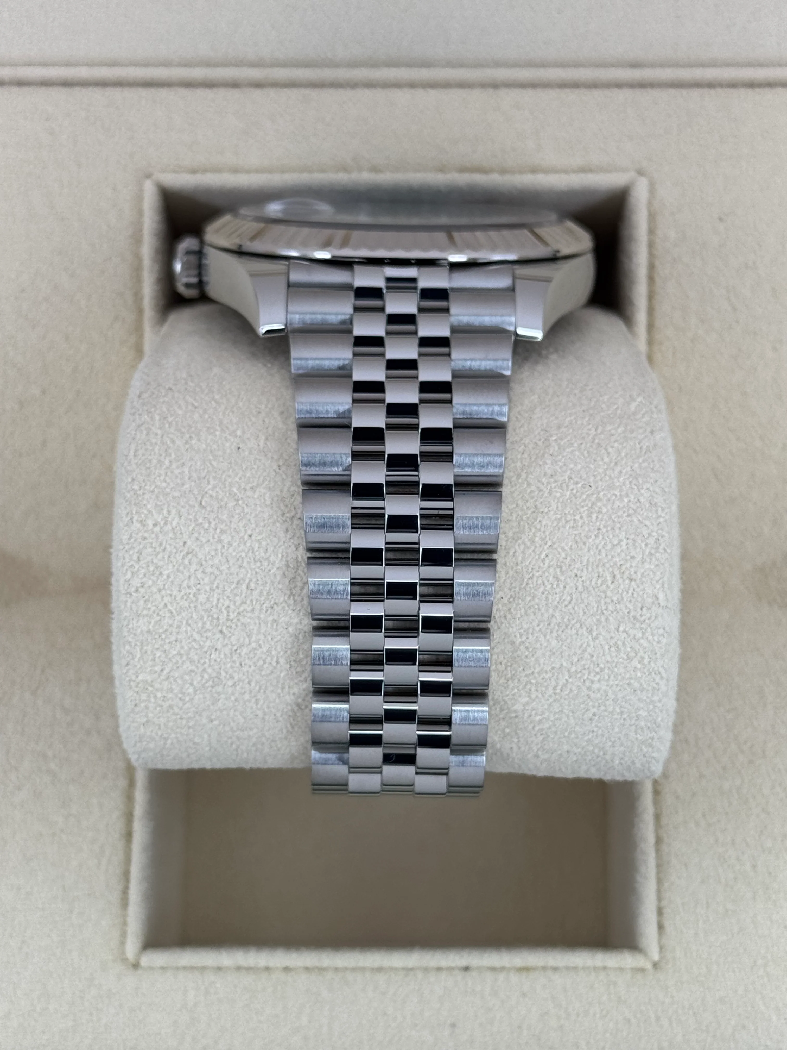 2024 Rolex Datejust 41mm 126334 Stainless Steel Jubilee Mint Green Dial - Image 4