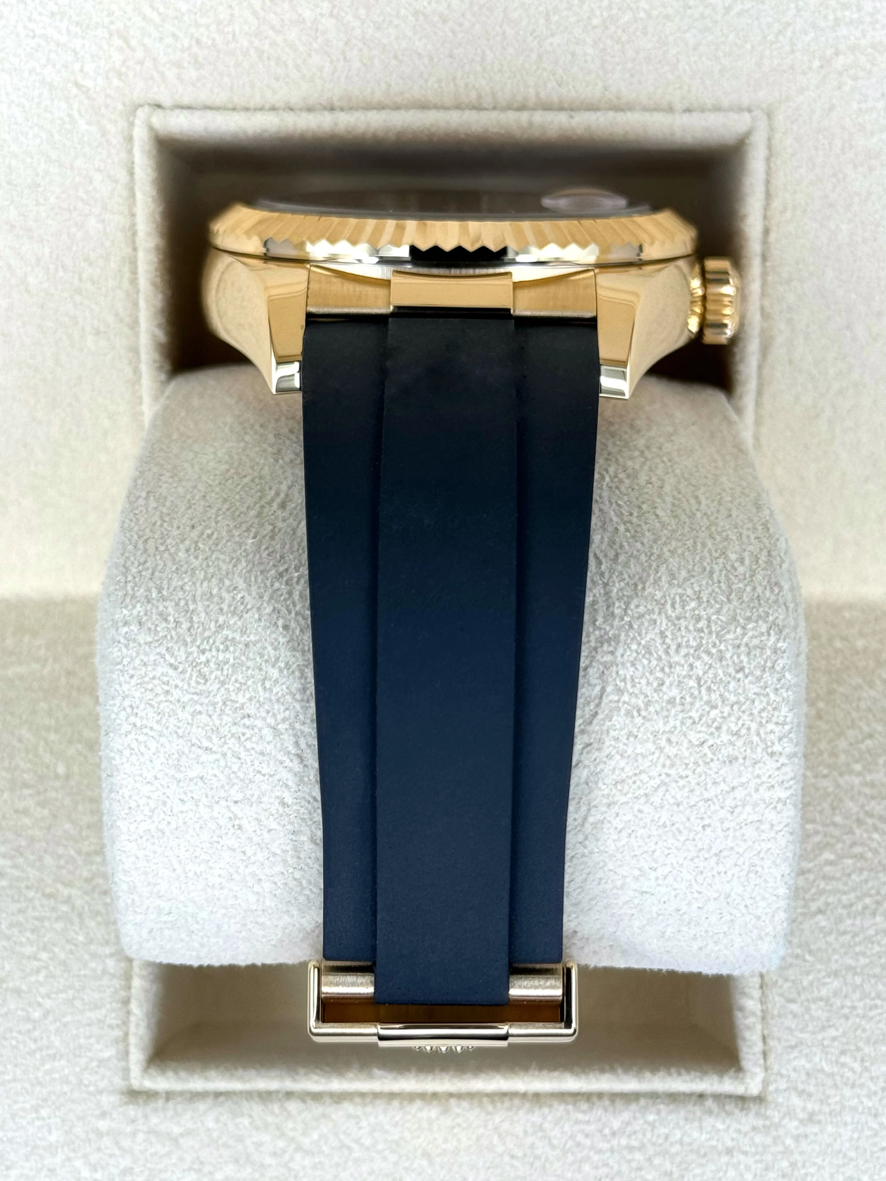 2024 Rolex Sky-Dweller 42mm 336238 Yellow Gold Oysterflex Champagne Dial - Image 3