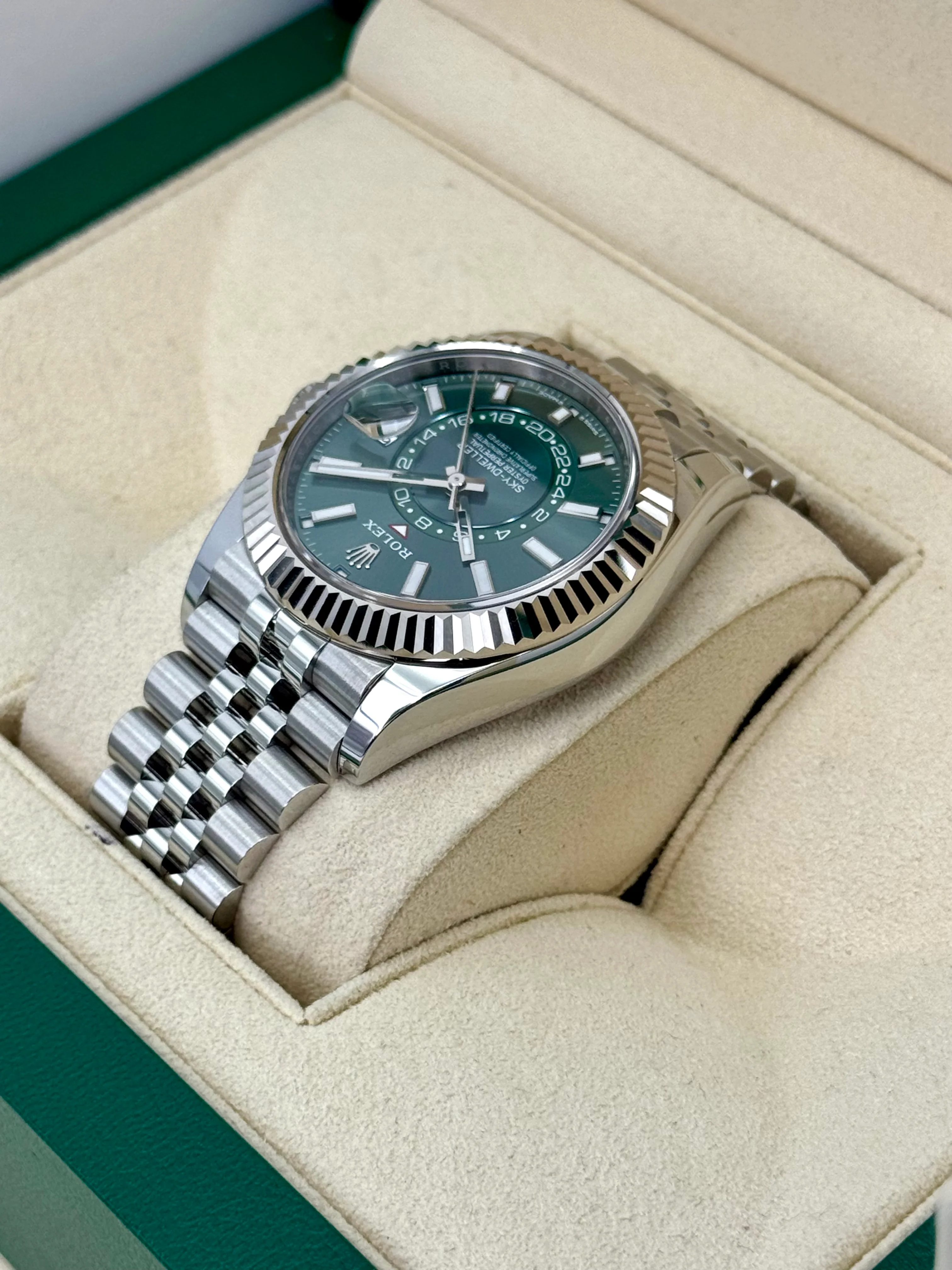 2024 Rolex Sky-Dweller 42mm 336934 Jubilee Green Dial - Image 7