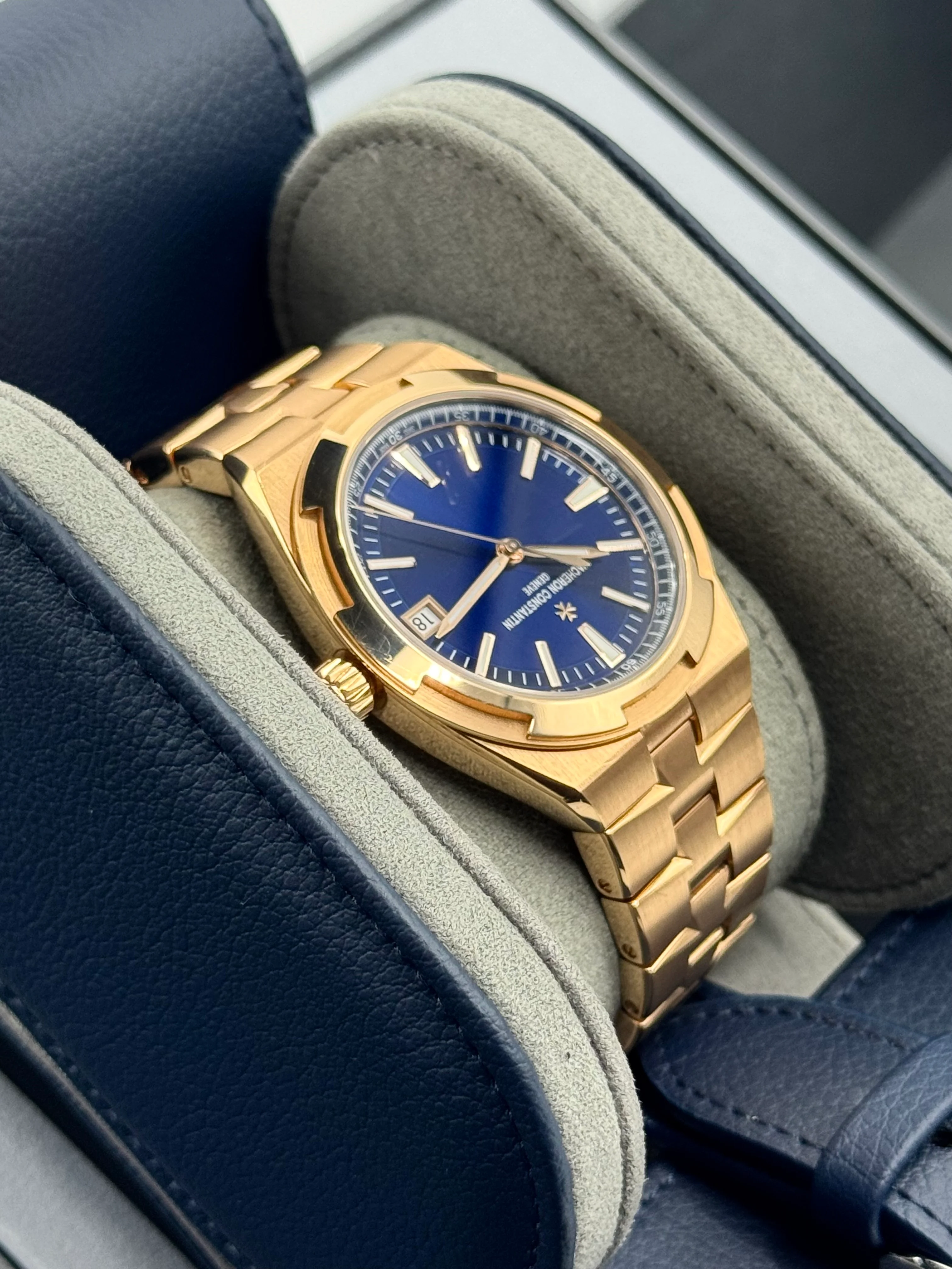 2024 Vacheron Constantin Overseas 41mm 4520V 18kt Pink Gold Blue Dial - Image 6