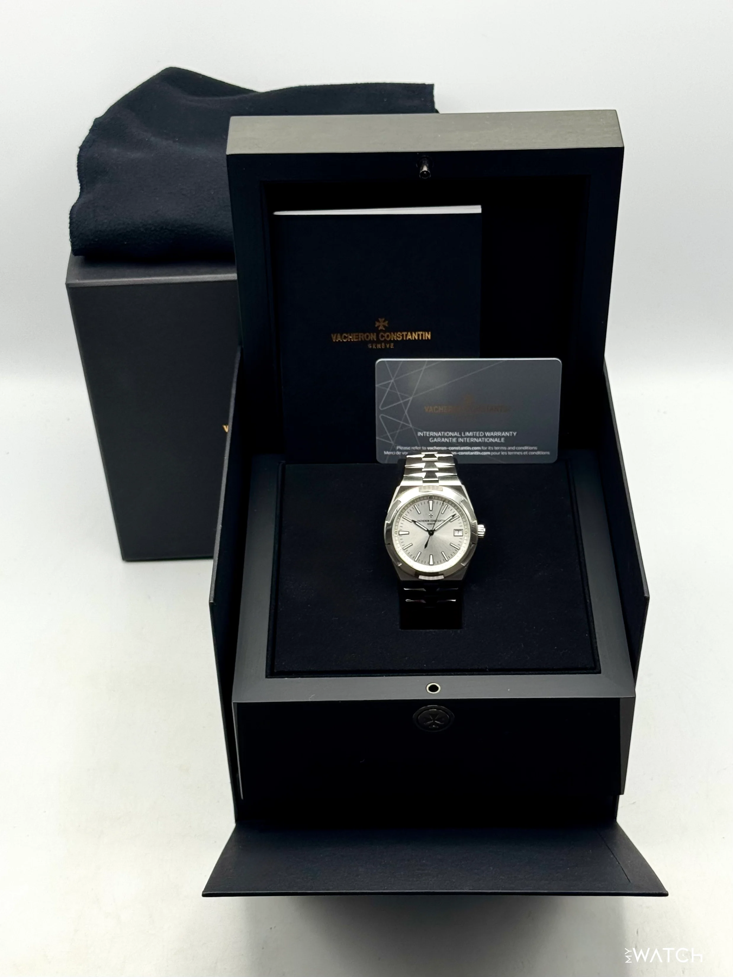 2024 Vacheron Constantin Overseas 41mm 4520V Stainless Steel Silver Dial - Image 10