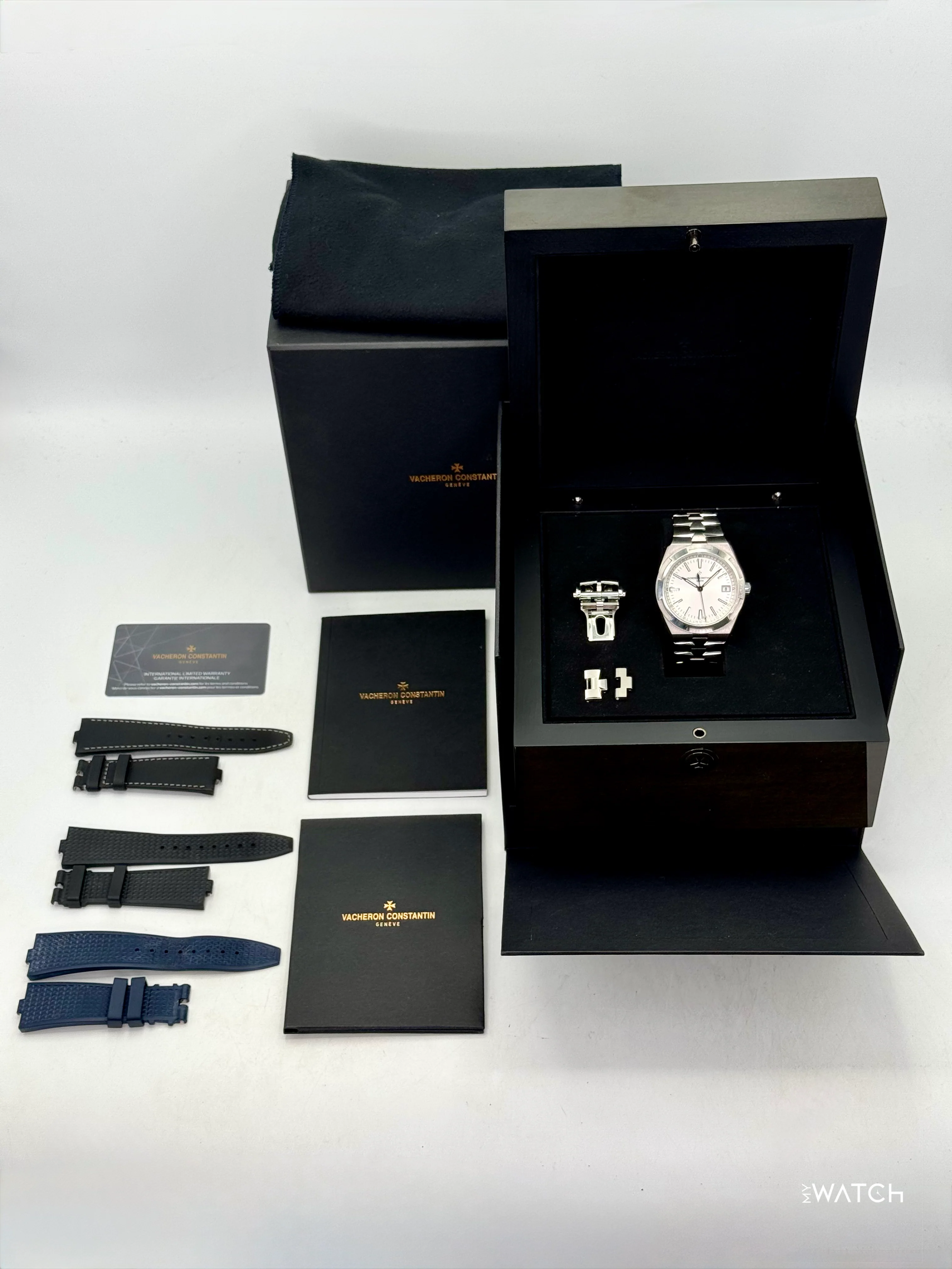 2024 Vacheron Constantin Overseas 41mm 4520V Stainless Steel Silver Dial - Image 11