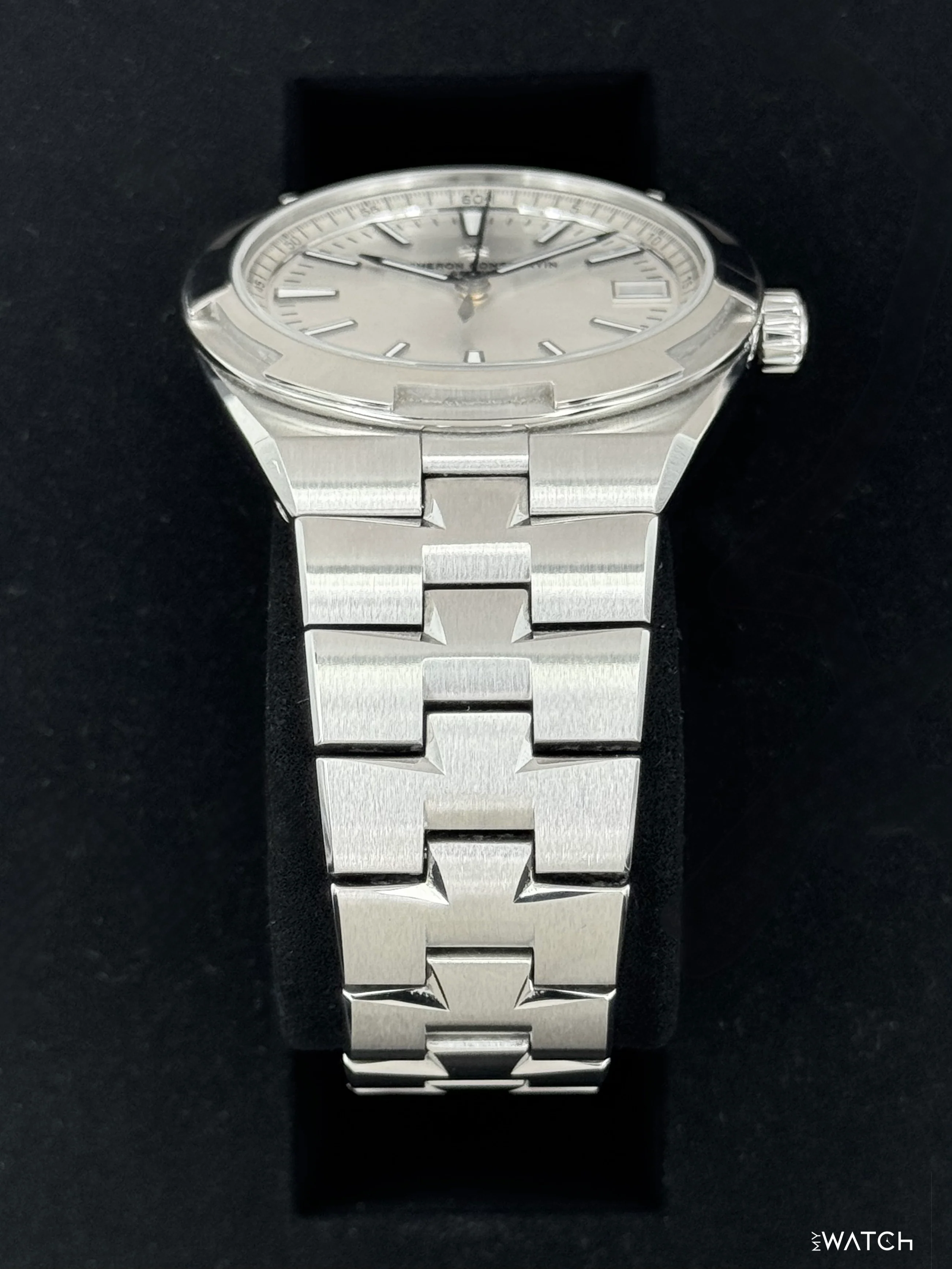 2024 Vacheron Constantin Overseas 41mm 4520V Stainless Steel Silver Dial - Image 3