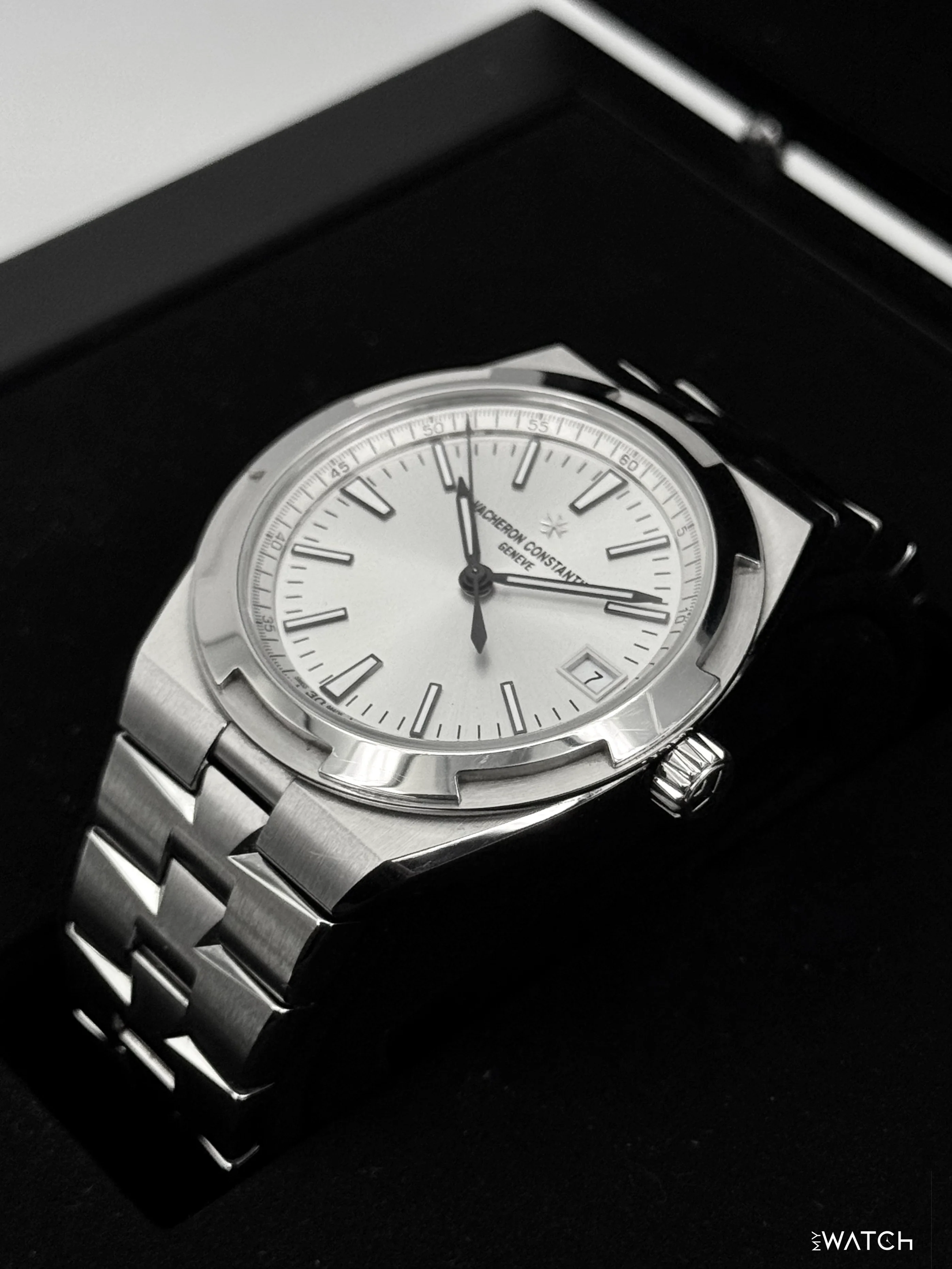 2024 Vacheron Constantin Overseas 41mm 4520V Stainless Steel Silver Dial - Image 5