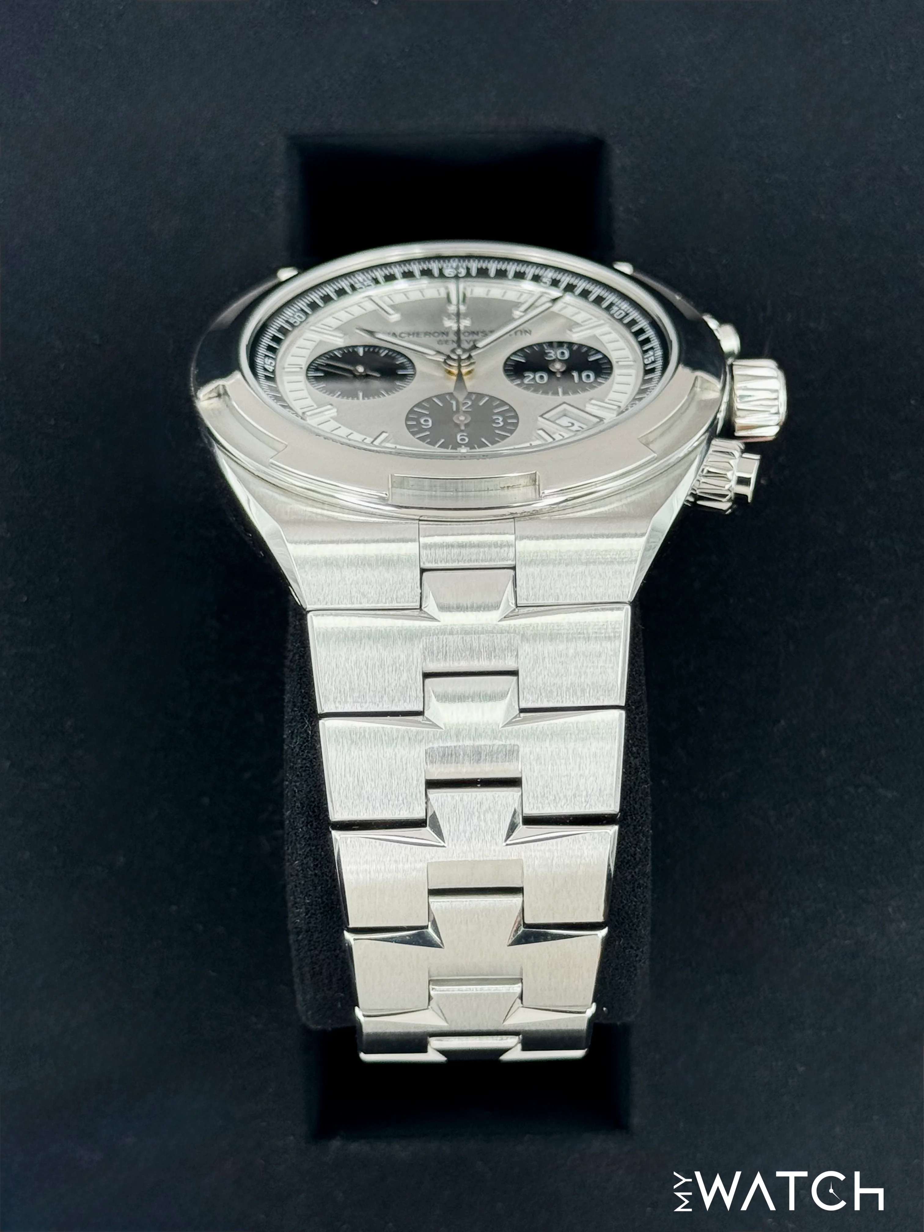 2024 Vacheron Constantin Overseas 42.5mm 5520V Stainless Steel Silver Dial - Image 3