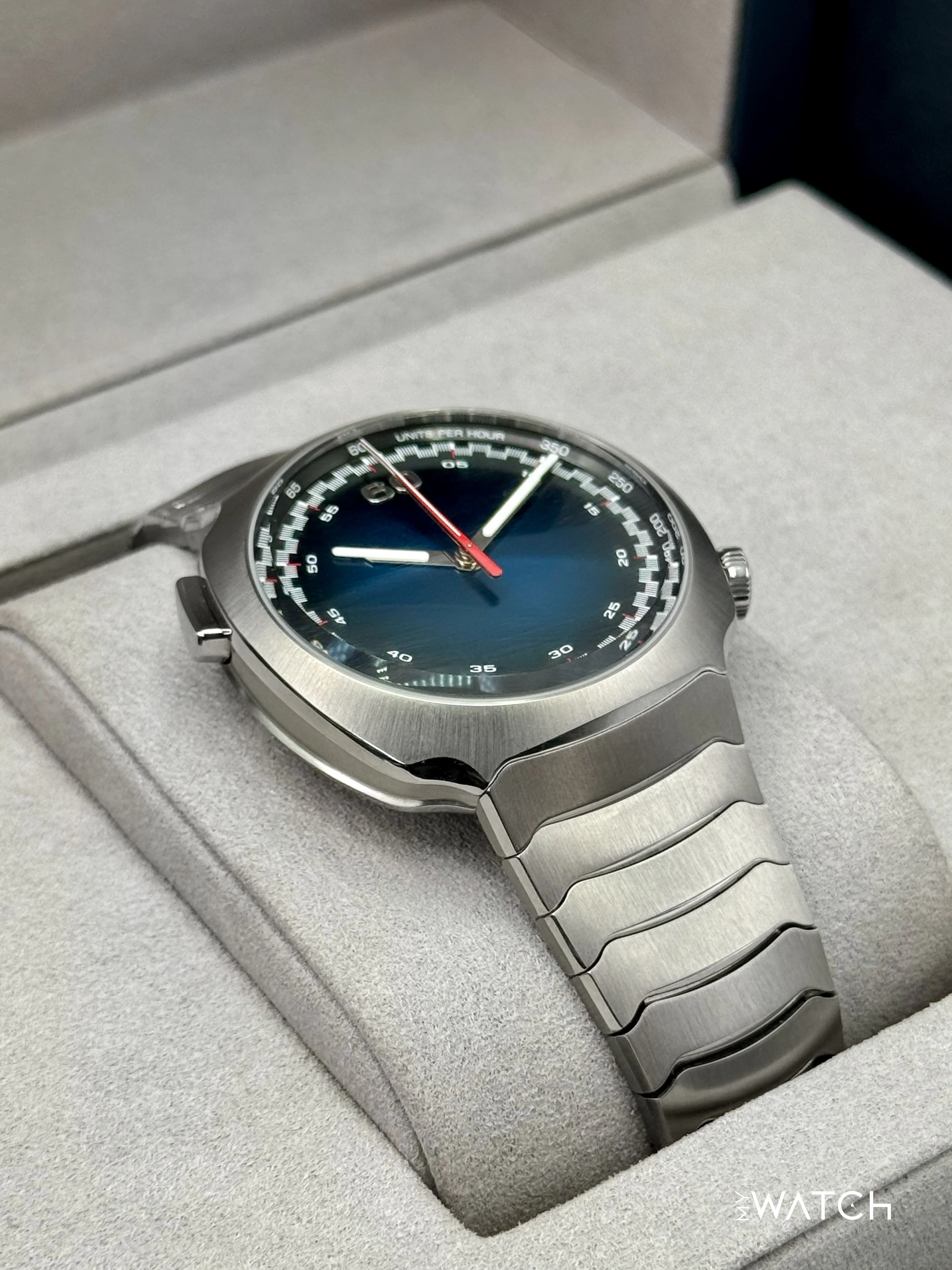 2025 H. Moser & Cie. Streamliner Flyback Chronograph 42.3mm 6907-1200 Blue Dial - Image 8