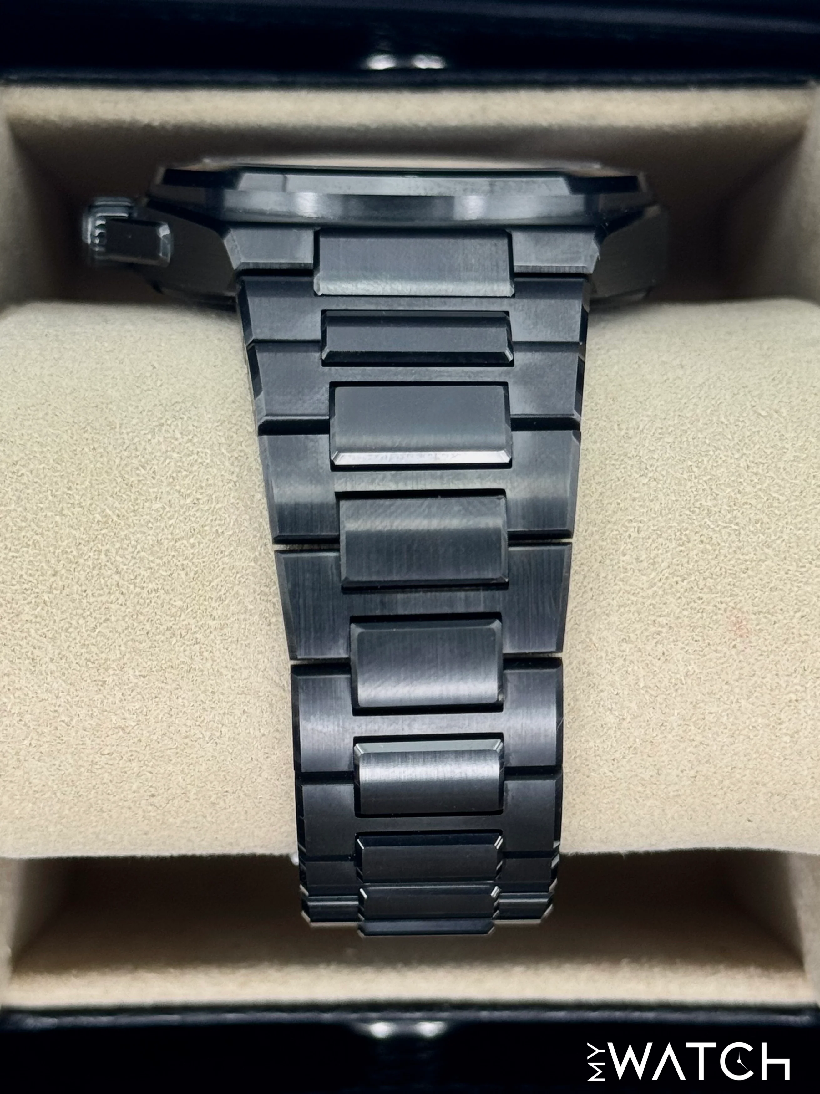 2025 IWC Ingenieur Automatic 42mm IW338903 Ceramic Black Dial - Image 4