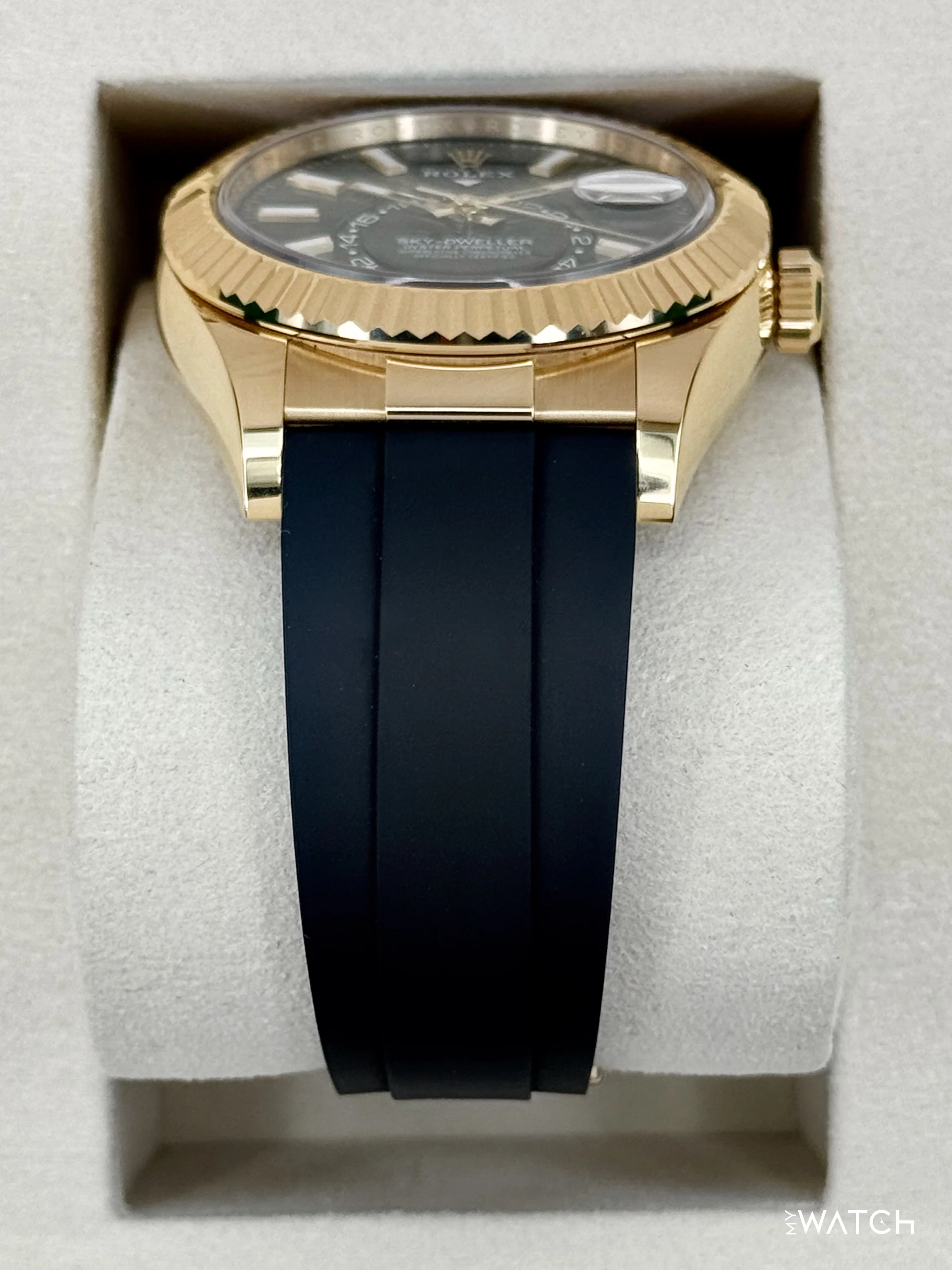2025 Rolex Sky-Dweller 42mm 336238 Yellow Gold Oysterflex Green Dial - Image 3