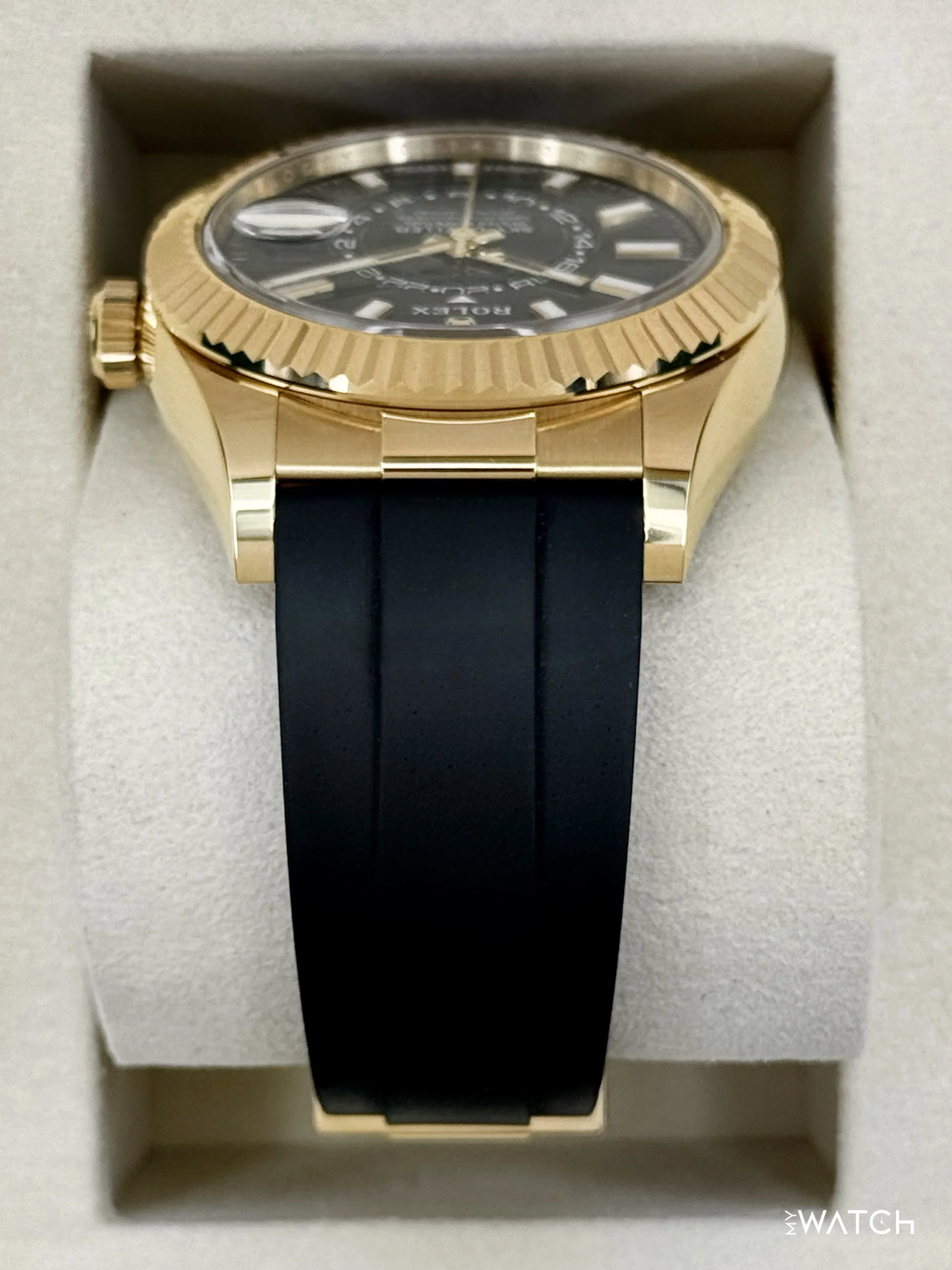 2025 Rolex Sky-Dweller 42mm 336238 Yellow Gold Oysterflex Green Dial - Image 4