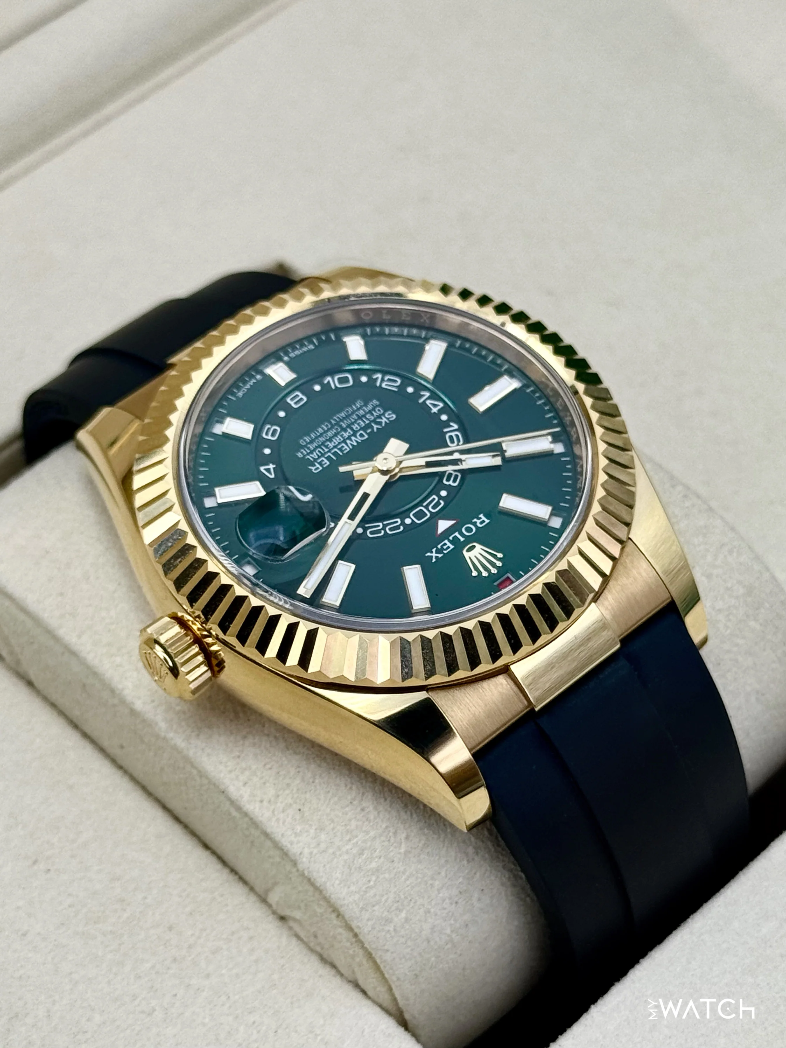 2025 Rolex Sky-Dweller 42mm 336238 Yellow Gold Oysterflex Green Dial - Image 8