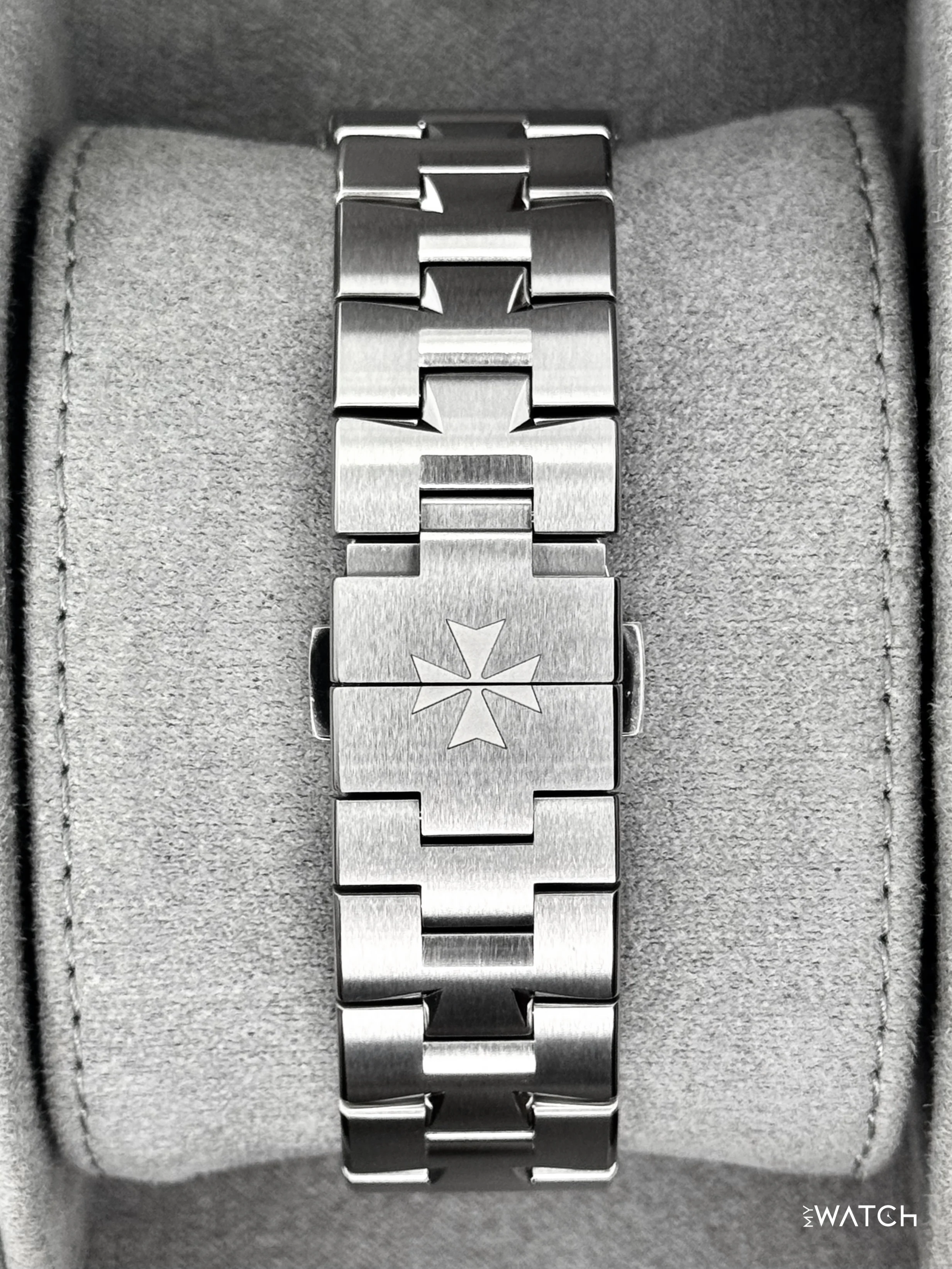 2025 Vacheron Constantin Overseas 42.5mm 5520V Stainless Steel Silver Dial - Image 2