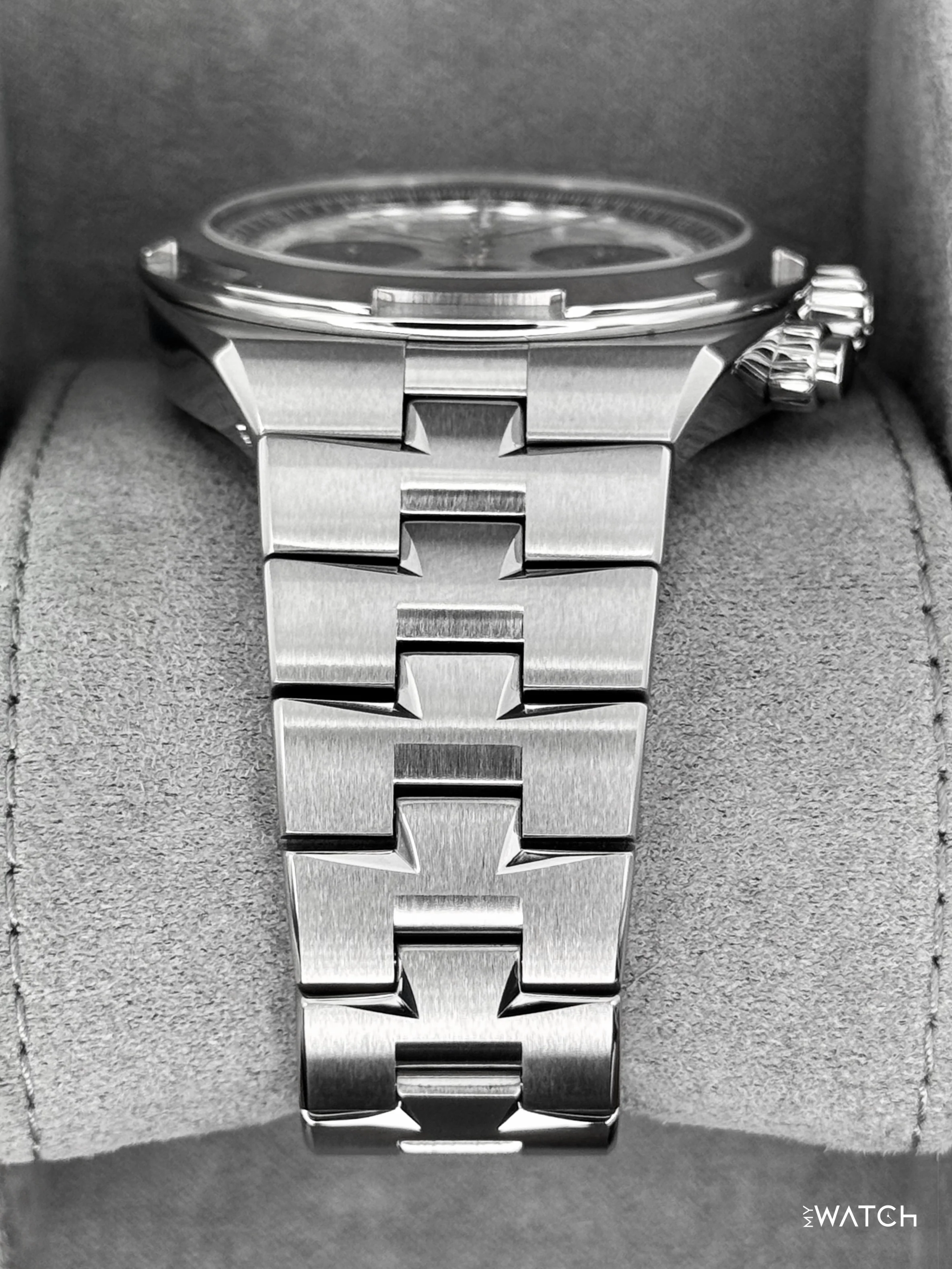 2025 Vacheron Constantin Overseas 42.5mm 5520V Stainless Steel Silver Dial - Image 3