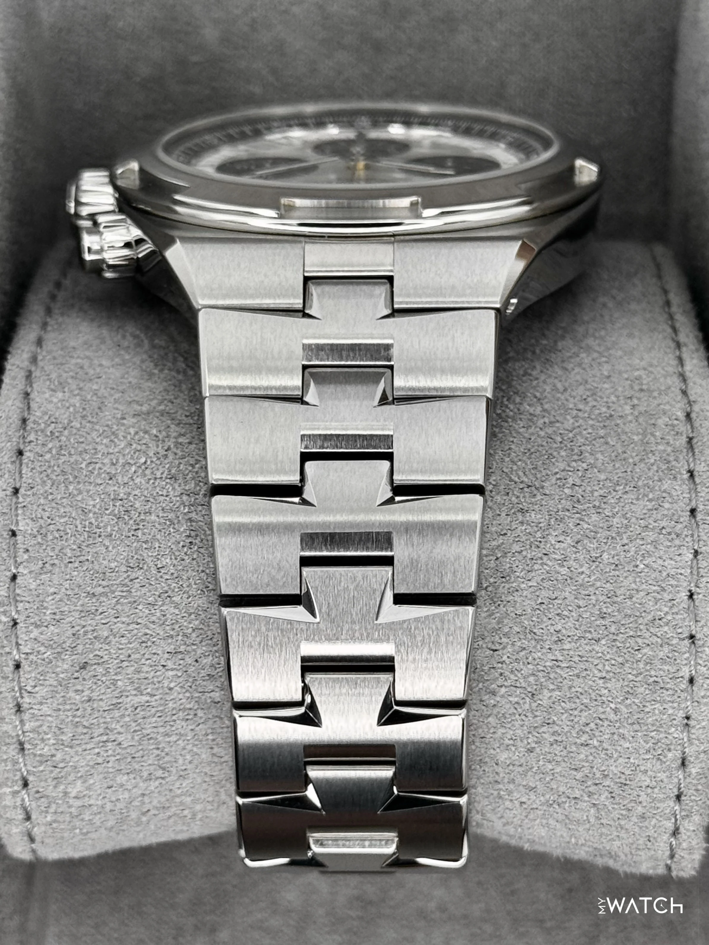 2025 Vacheron Constantin Overseas 42.5mm 5520V Stainless Steel Silver Dial - Image 4