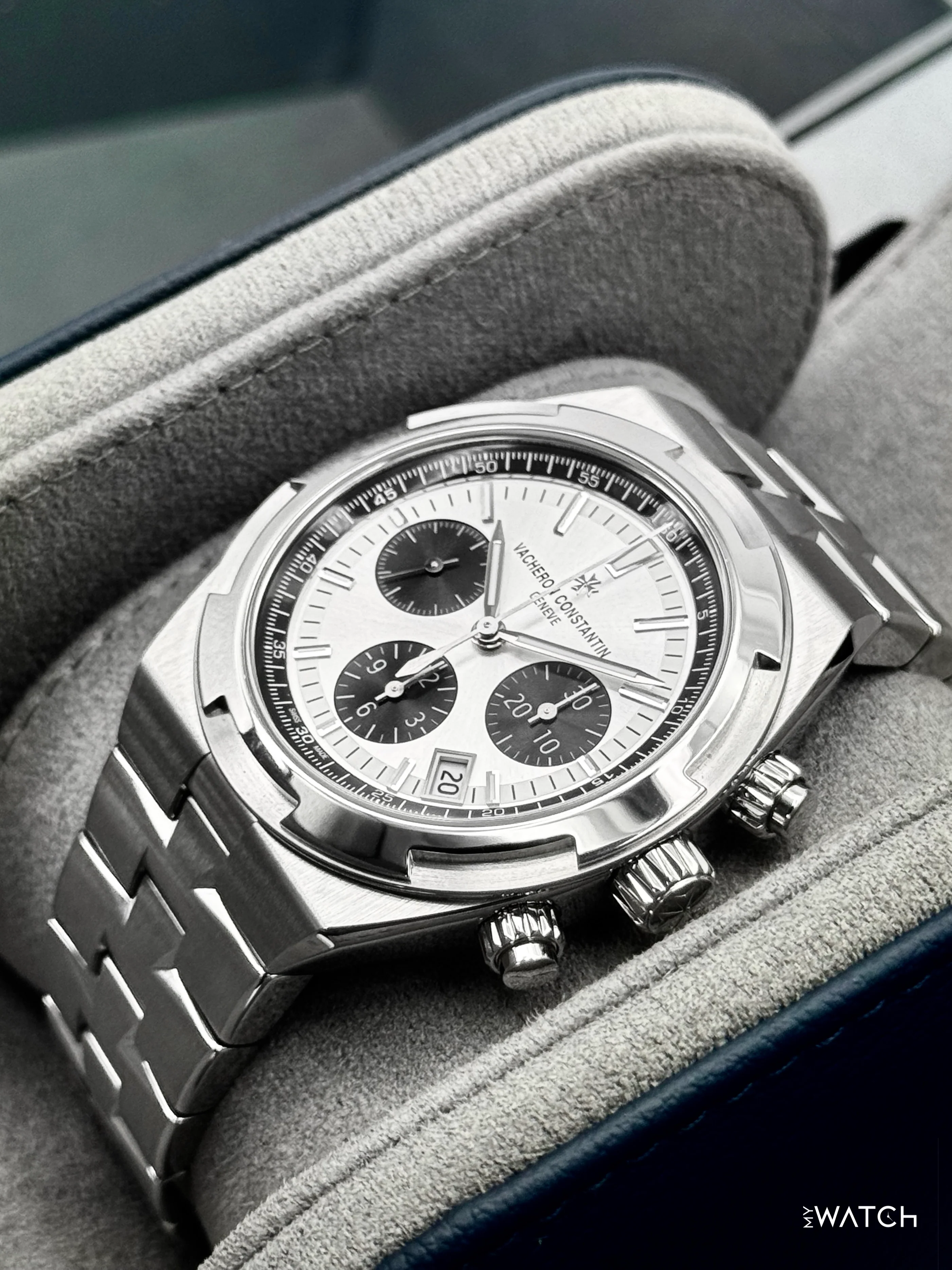 2025 Vacheron Constantin Overseas 42.5mm 5520V Stainless Steel Silver Dial - Image 5
