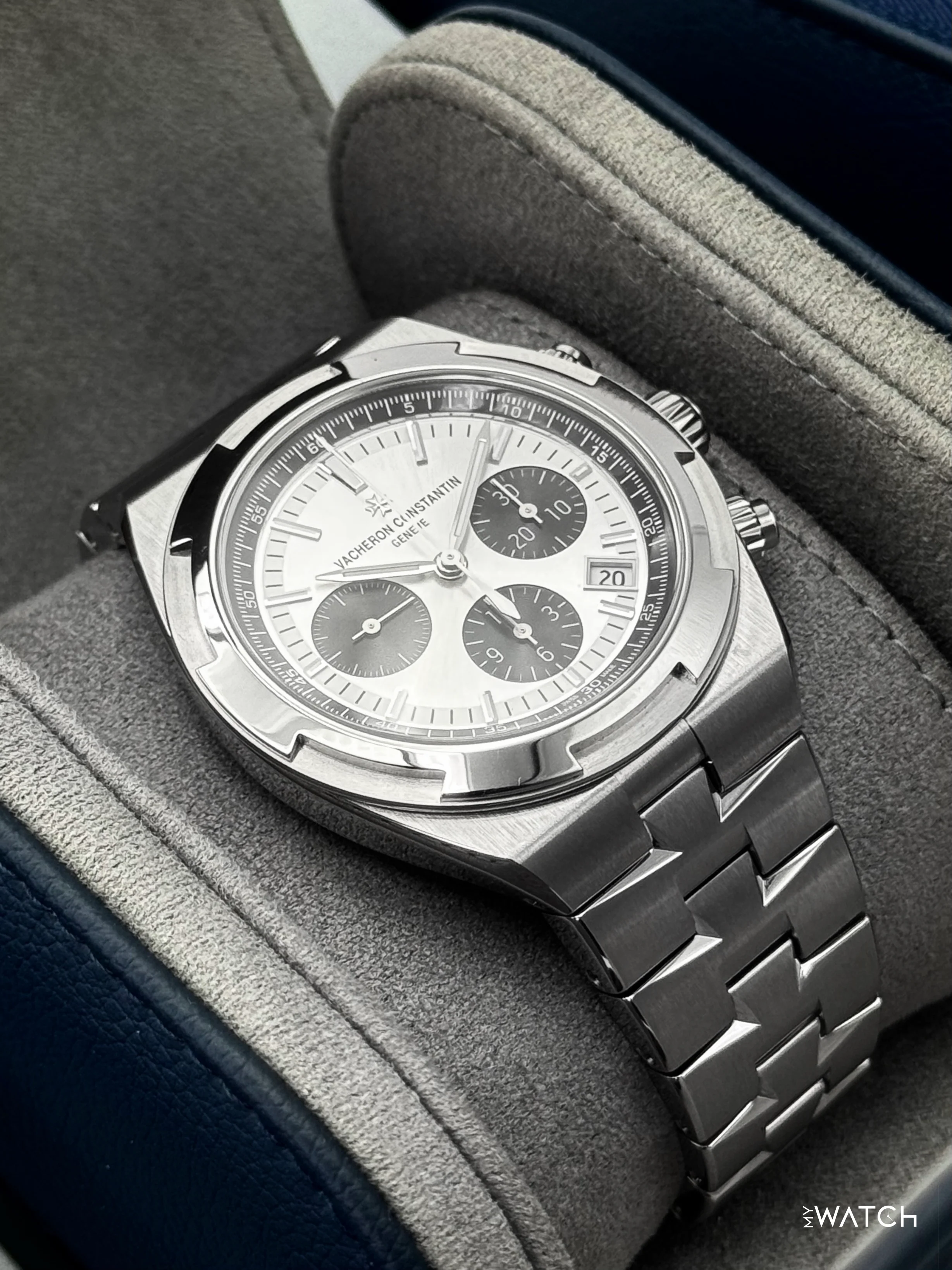 2025 Vacheron Constantin Overseas 42.5mm 5520V Stainless Steel Silver Dial - Image 6