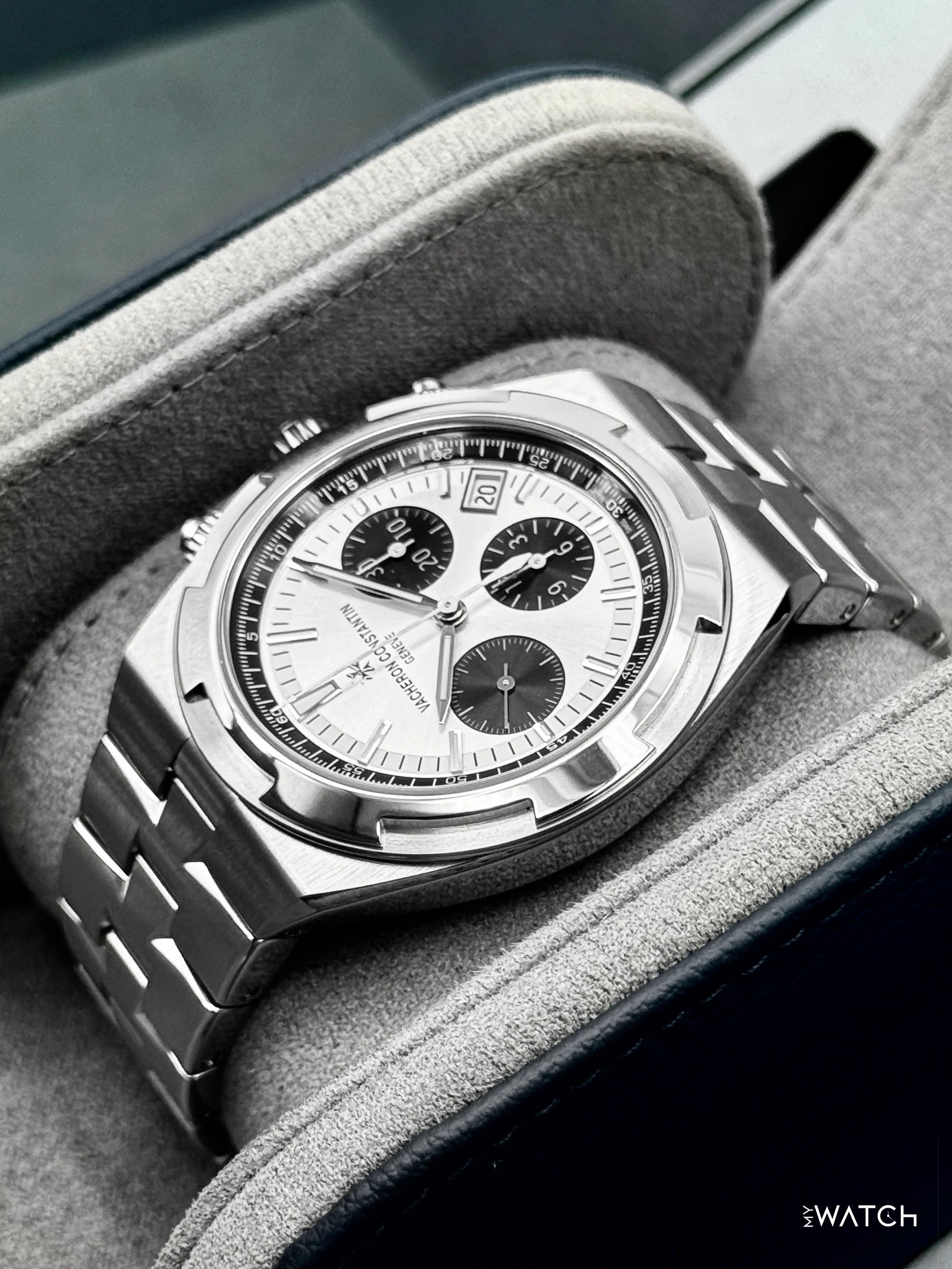 2025 Vacheron Constantin Overseas 42.5mm 5520V Stainless Steel Silver Dial - Image 7