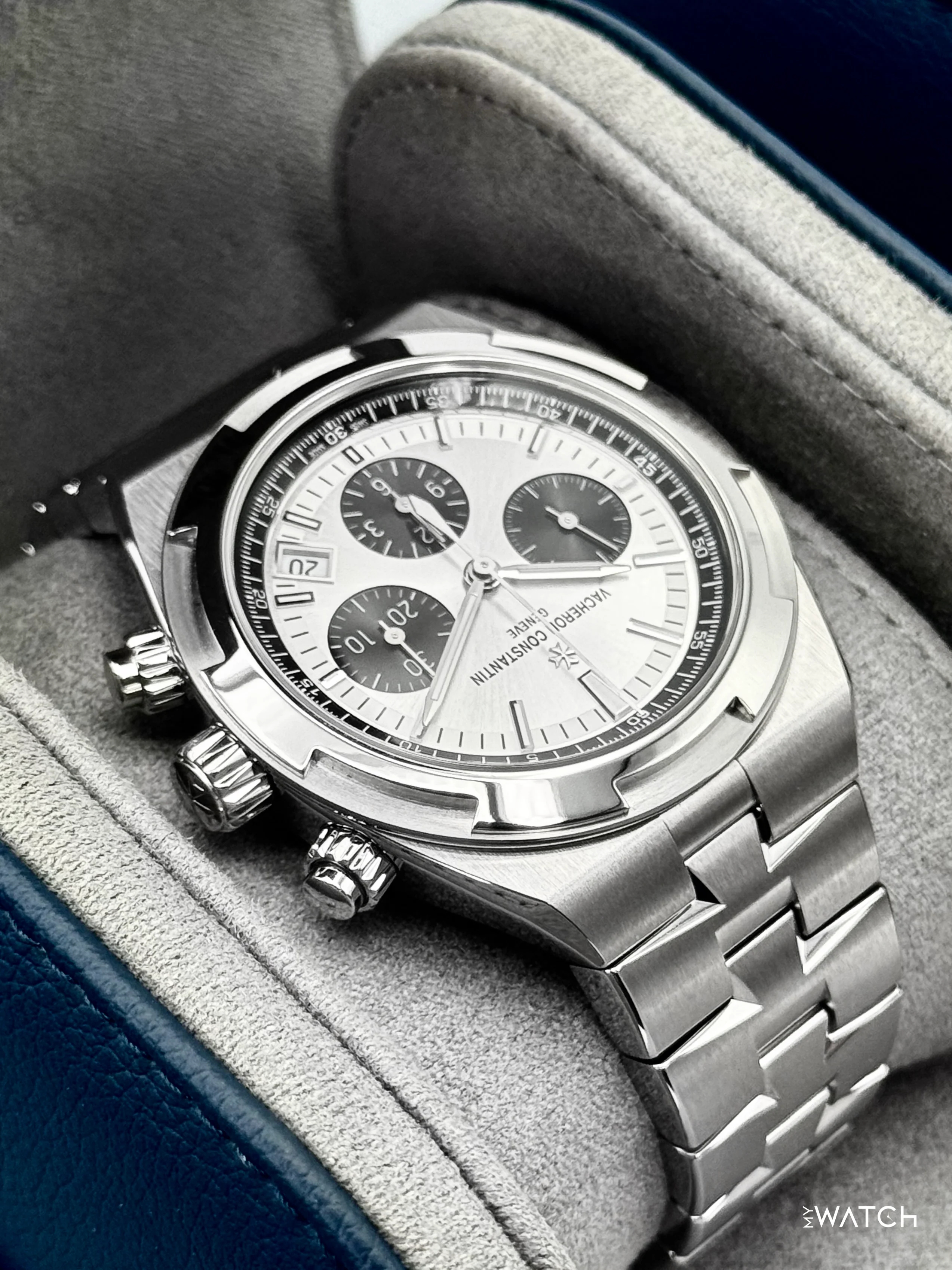 2025 Vacheron Constantin Overseas 42.5mm 5520V Stainless Steel Silver Dial - Image 8