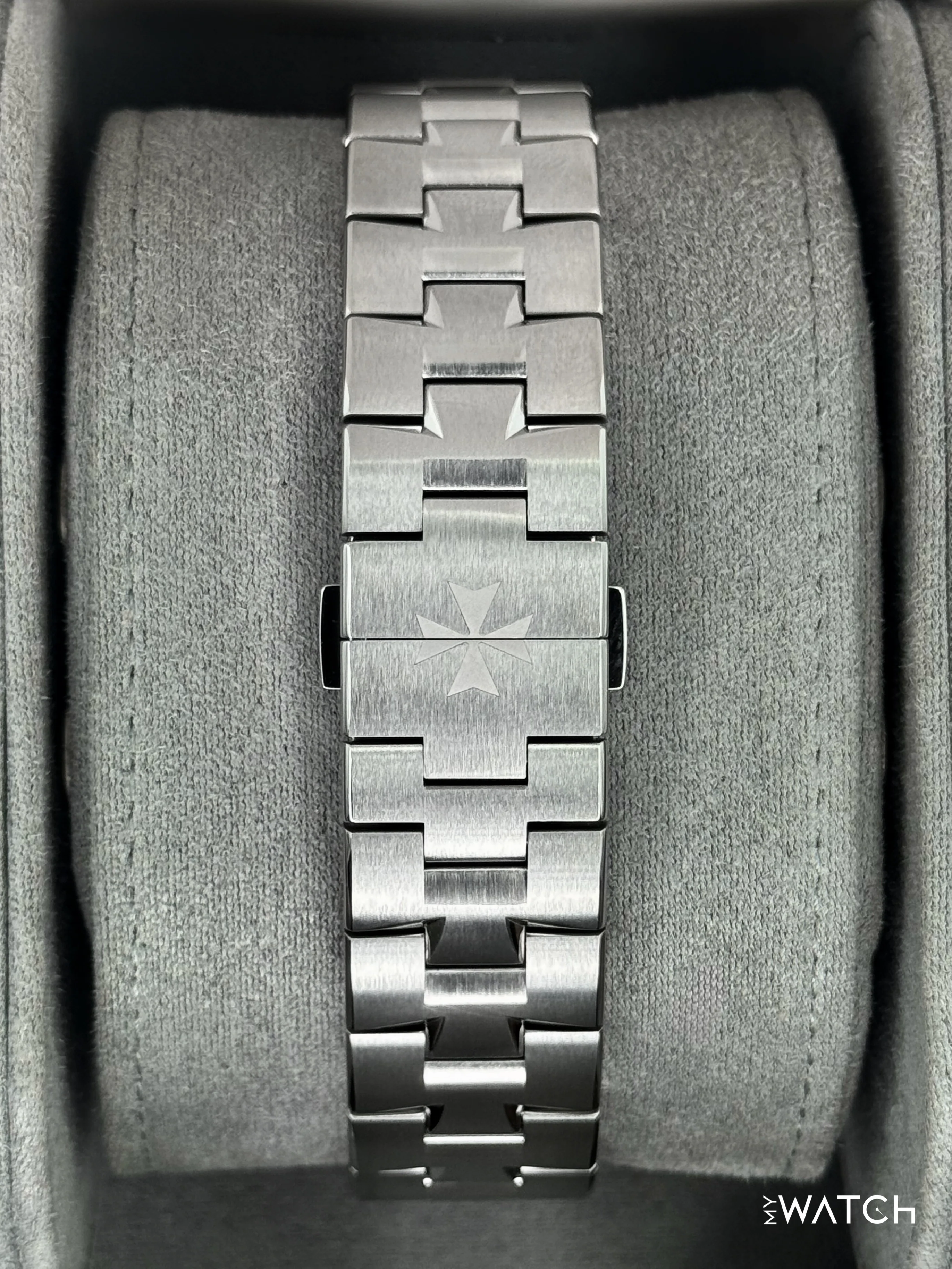 2025 Vacheron Constantin Overseas 42.5mm 5520V Stainless Steel Silver Dial - Image 3