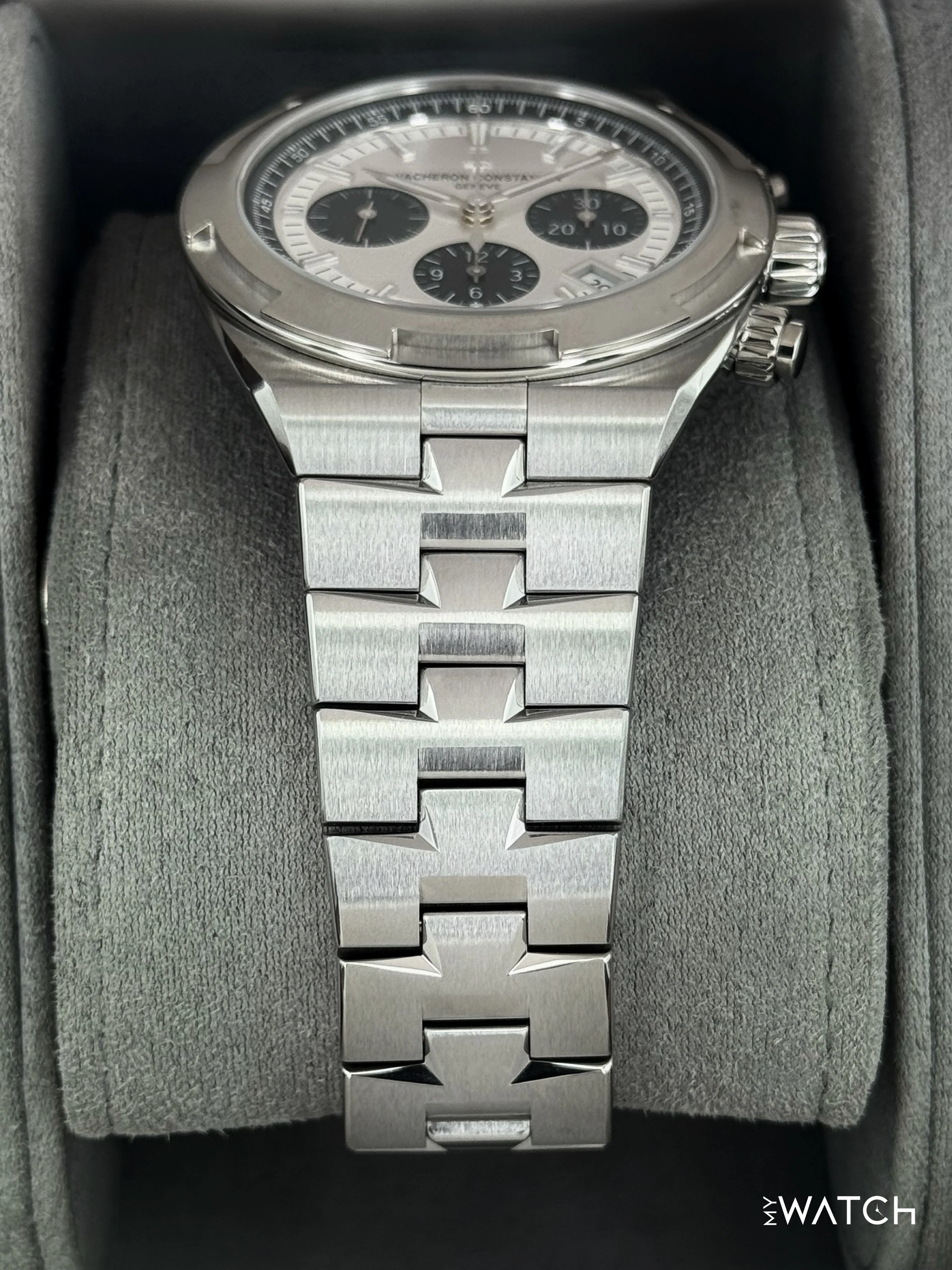2025 Vacheron Constantin Overseas 42.5mm 5520V Stainless Steel Silver Dial - Image 4