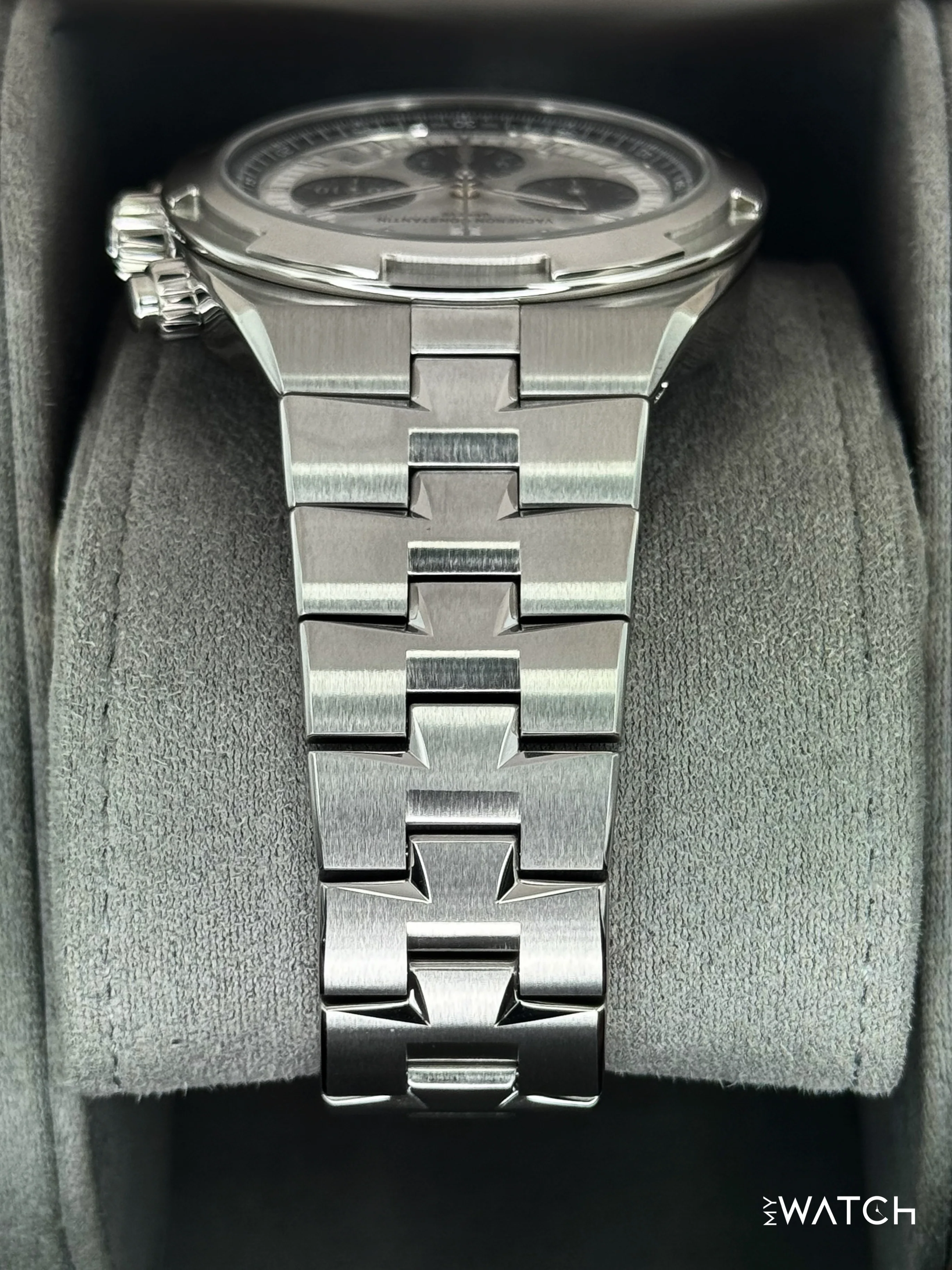 2025 Vacheron Constantin Overseas 42.5mm 5520V Stainless Steel Silver Dial - Image 5