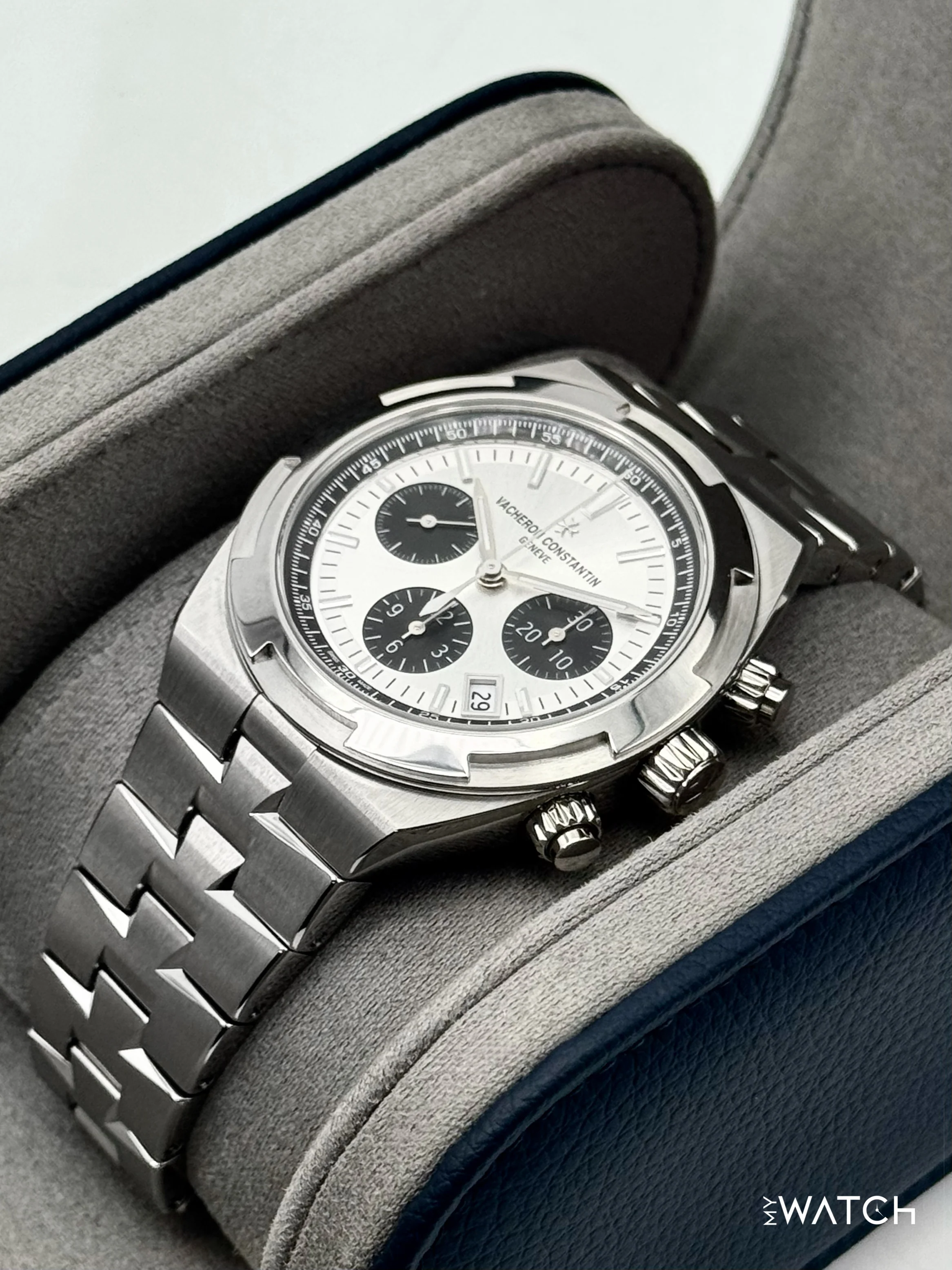 2025 Vacheron Constantin Overseas 42.5mm 5520V Stainless Steel Silver Dial - Image 6