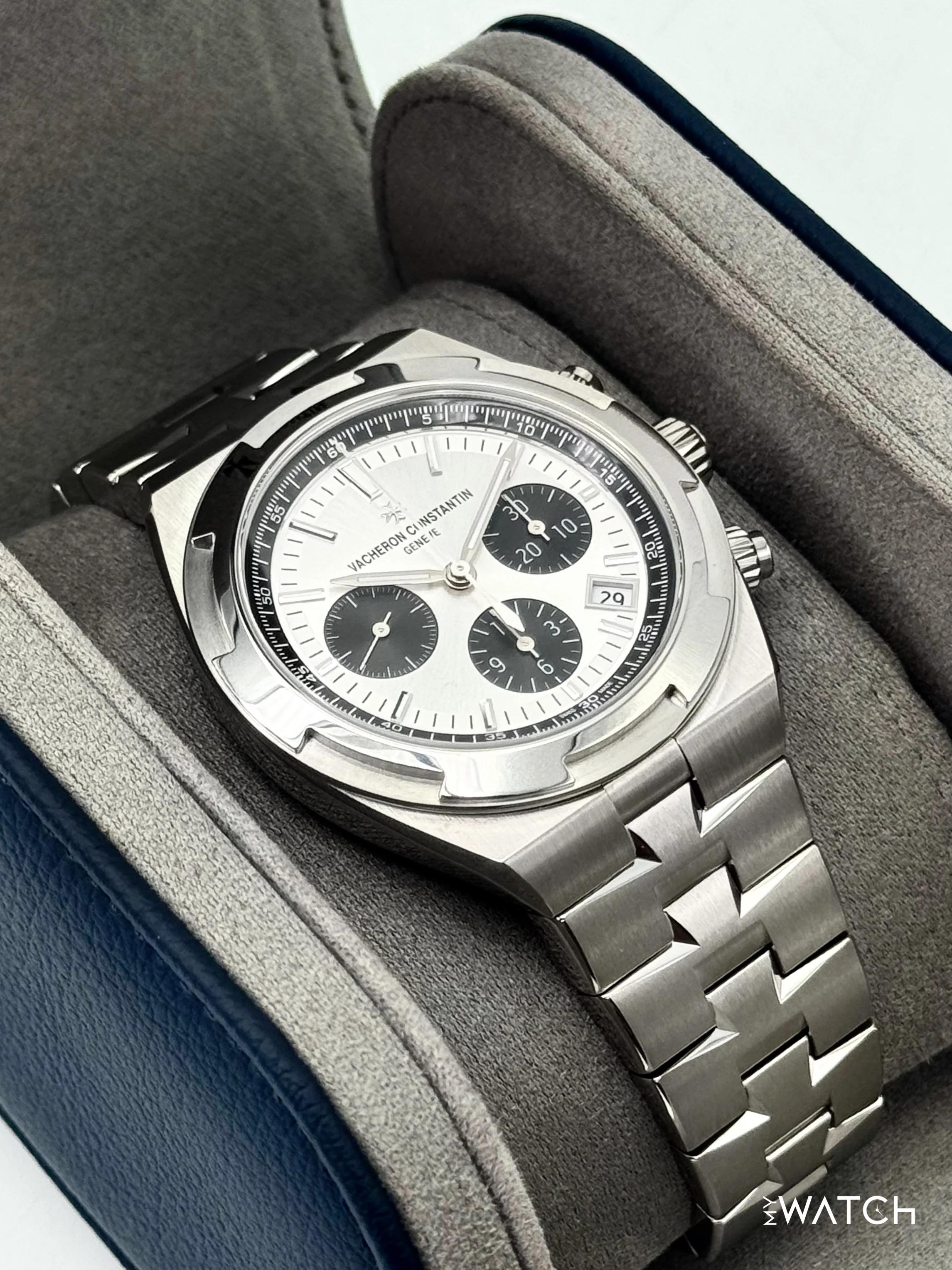 2025 Vacheron Constantin Overseas 42.5mm 5520V Stainless Steel Silver Dial - Image 7