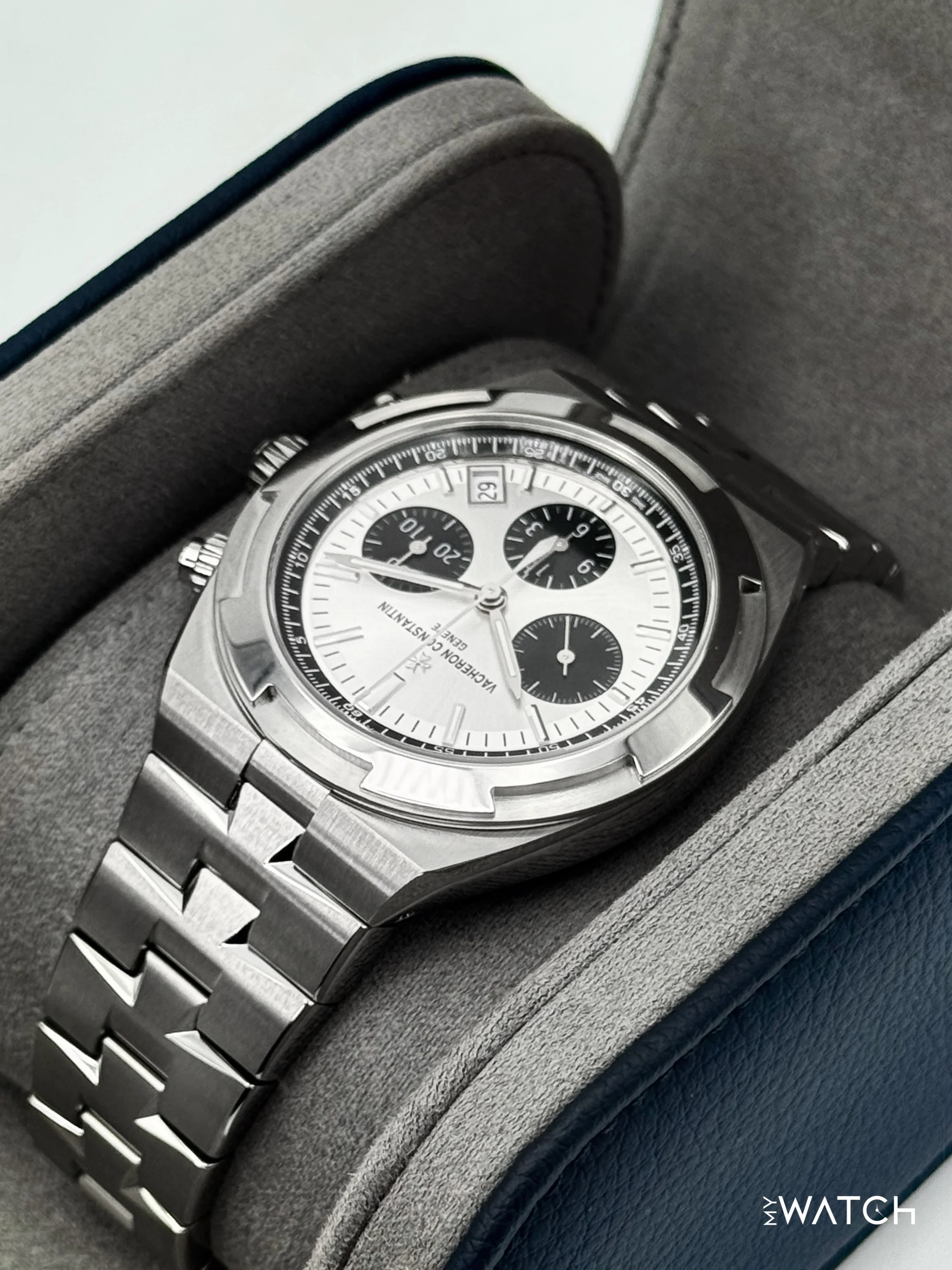 2025 Vacheron Constantin Overseas 42.5mm 5520V Stainless Steel Silver Dial - Image 8