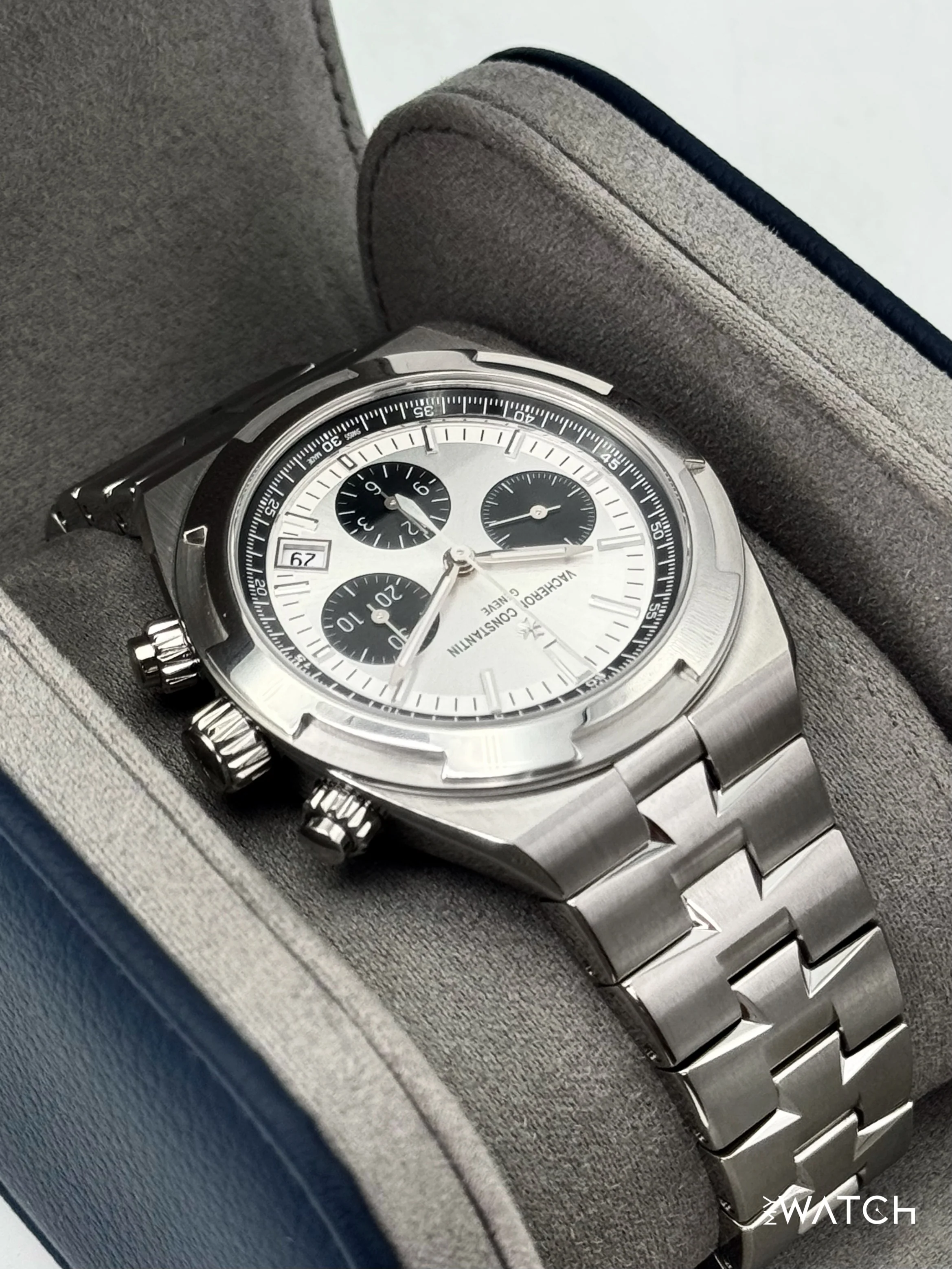 2025 Vacheron Constantin Overseas 42.5mm 5520V Stainless Steel Silver Dial - Image 9