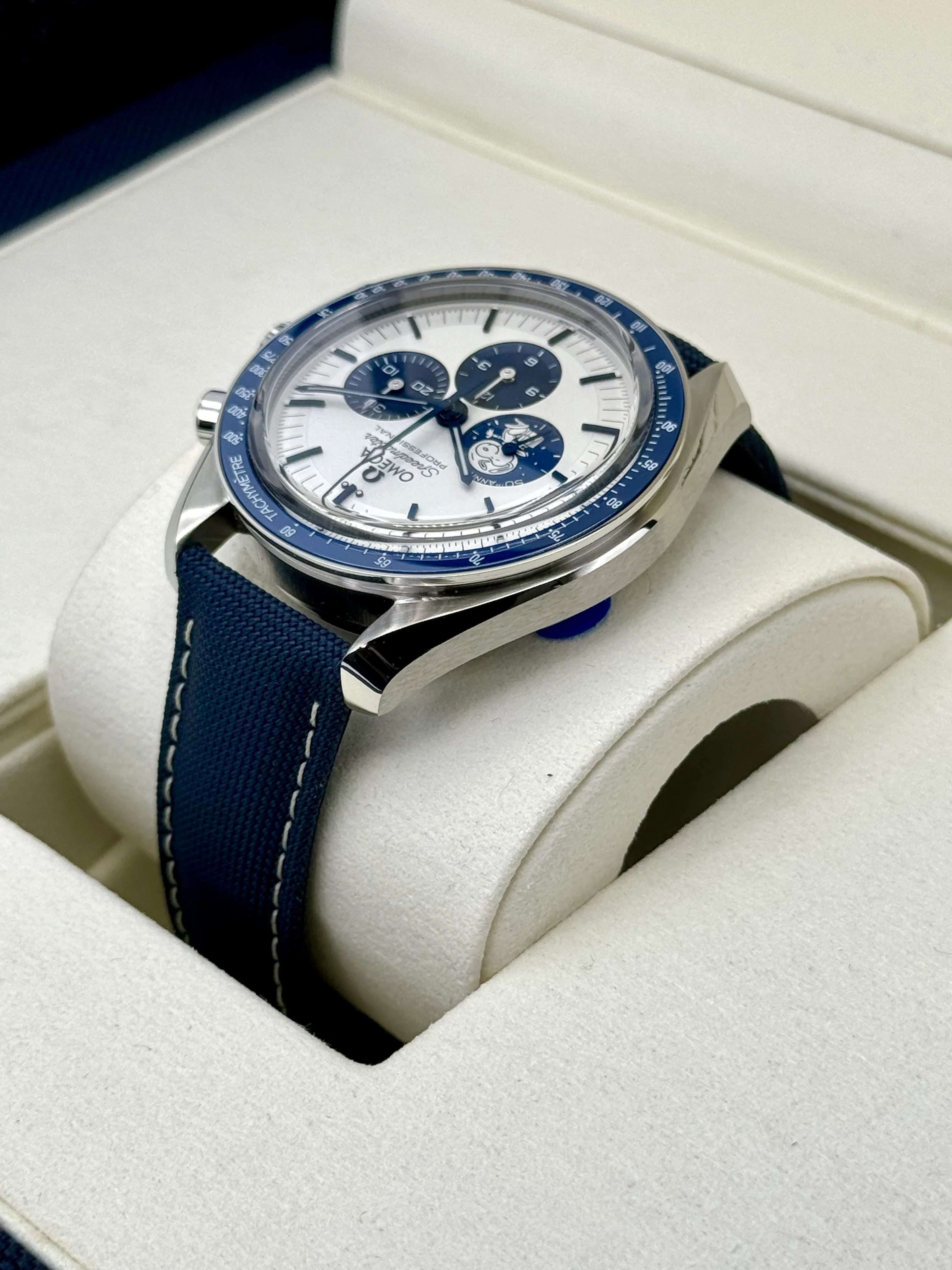 NEW 2024 Omega Speedmaster Silver Snoopy Award 310.32.42.50.02.001 - Image 7
