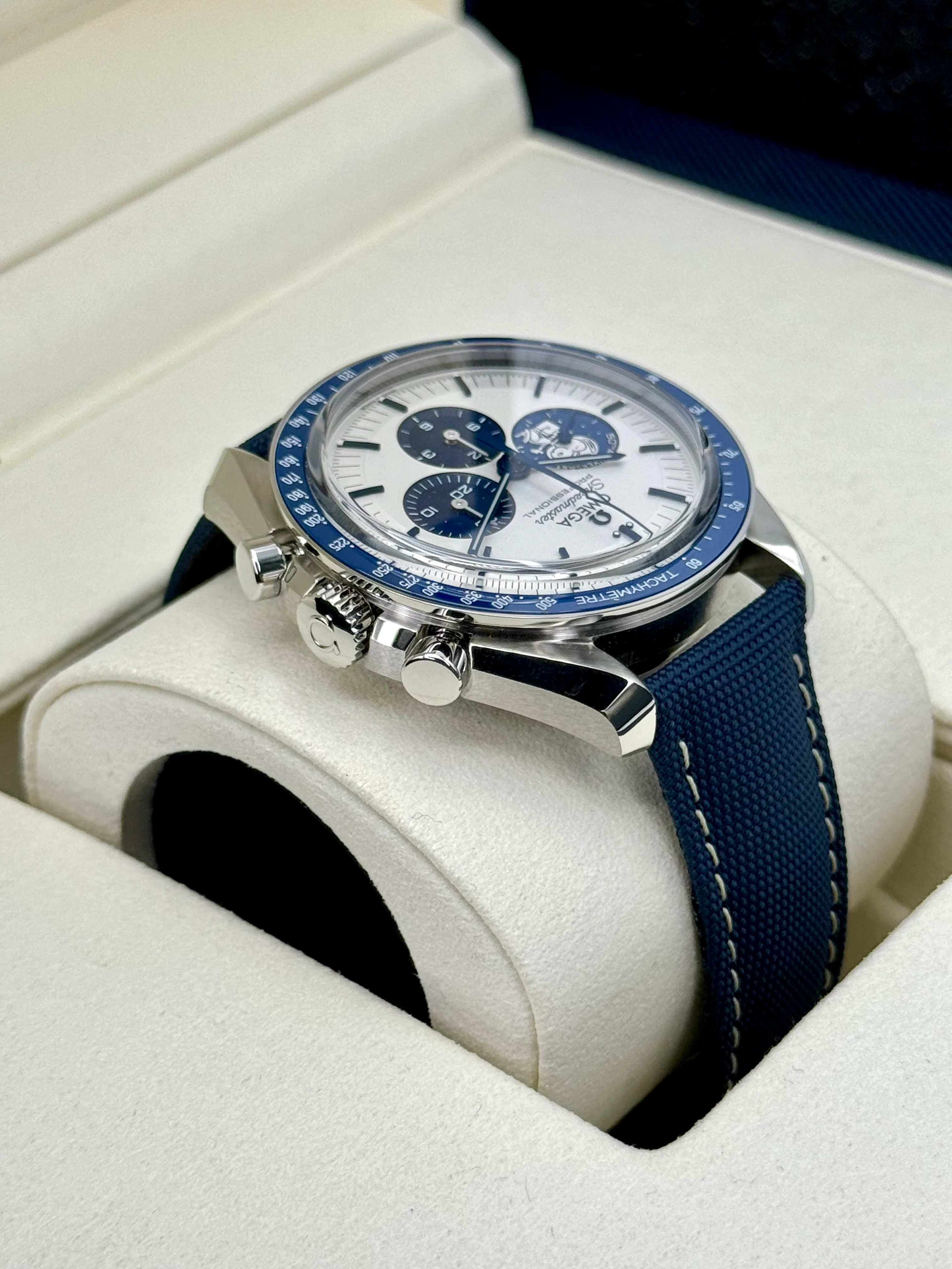 NEW 2024 Omega Speedmaster Silver Snoopy Award 310.32.42.50.02.001 - Image 8