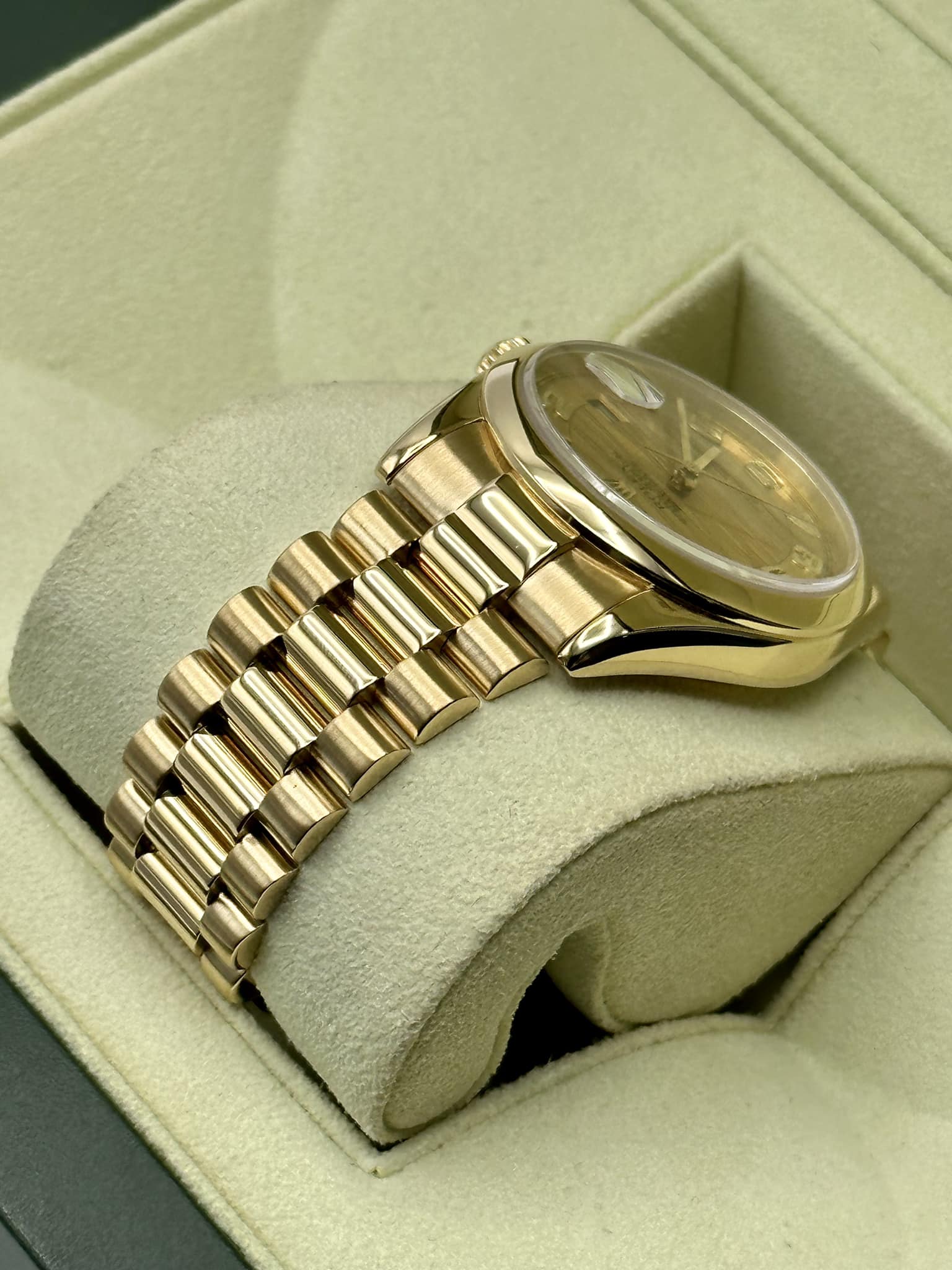 2000 Rolex Day-Date 36mm 118208 Presidential Champagne Wave Dial - Image 5