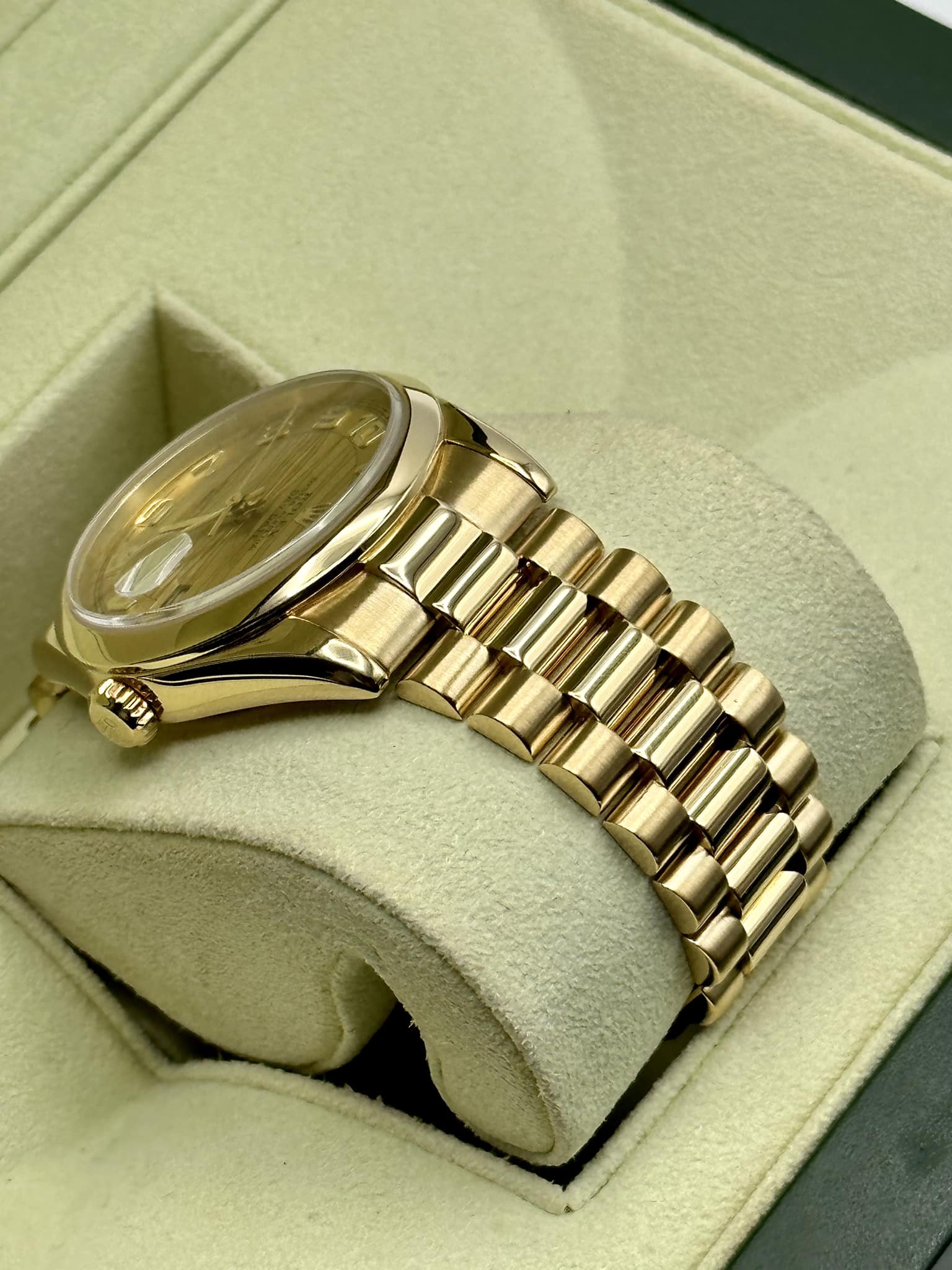 2000 Rolex Day-Date 36mm 118208 Presidential Champagne Wave Dial - Image 6