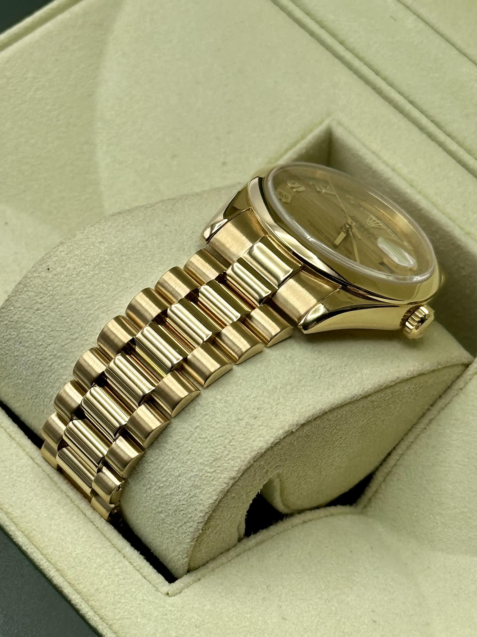 2000 Rolex Day-Date 36mm 118208 Presidential Champagne Wave Dial - Image 7