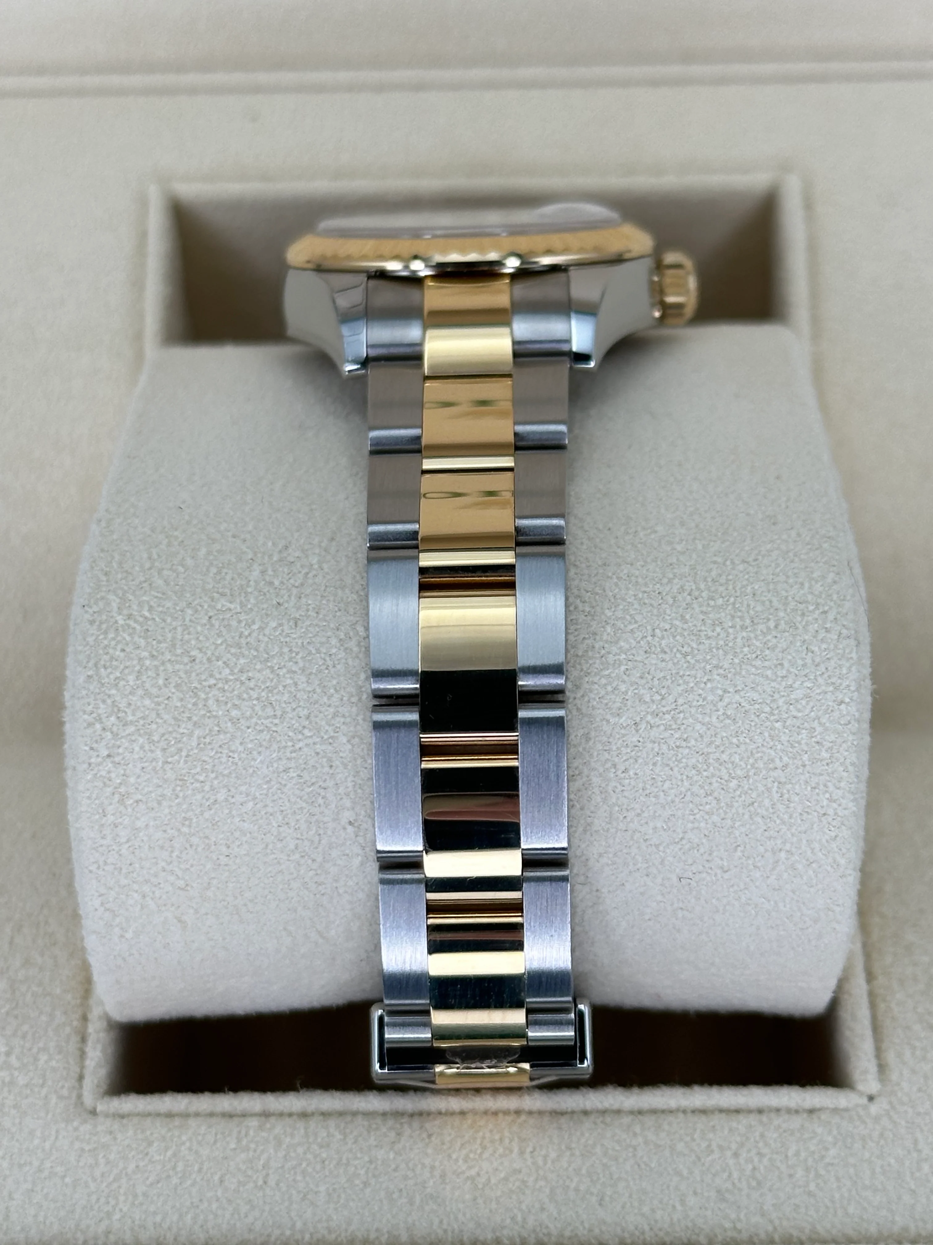 NEW 2022 Rolex Lady Datejust 28mm 279173 - Image 3