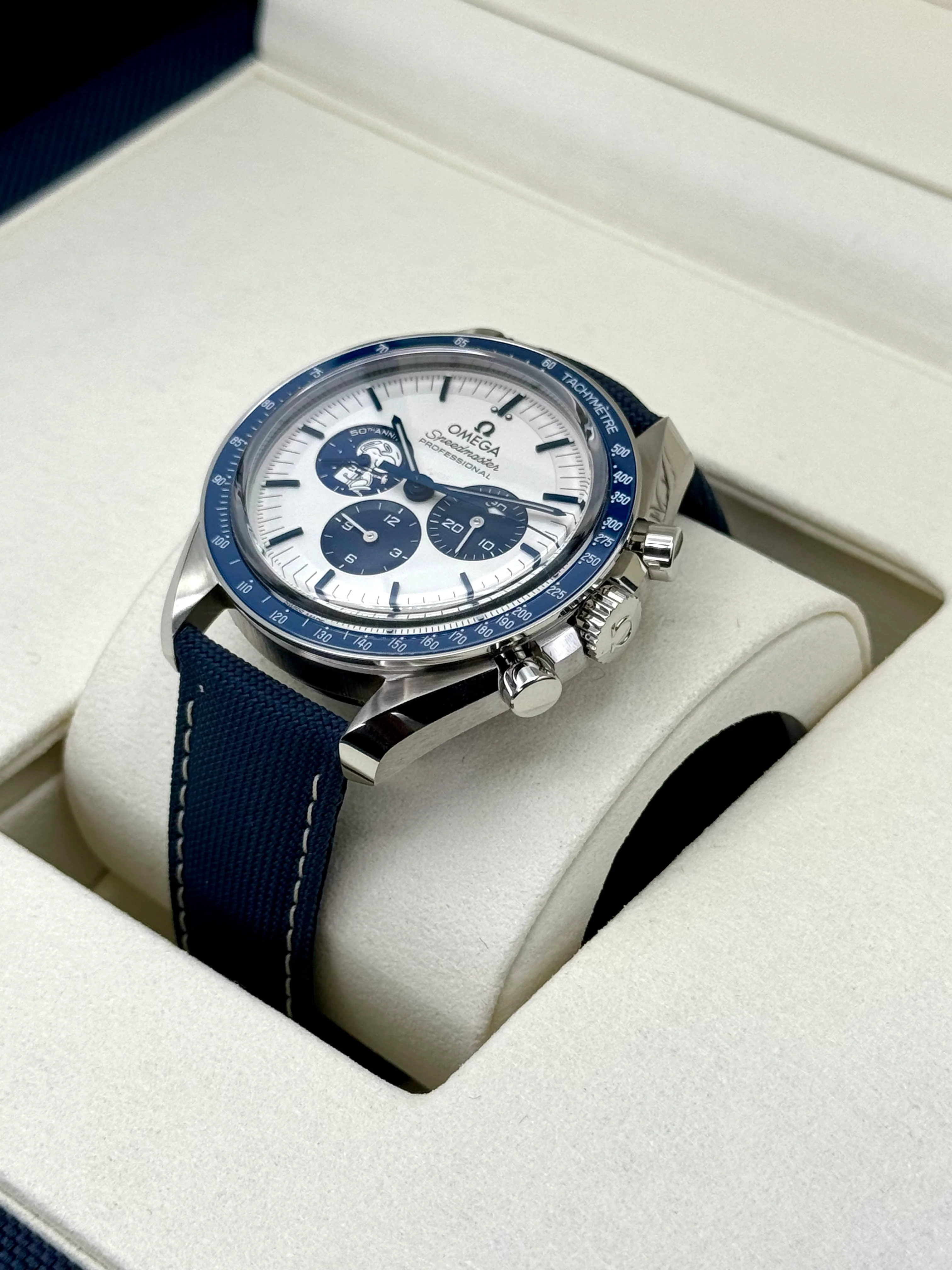 NEW 2023 Omega Speedmaster Silver Snoopy Award 310.32.42.50.02.001 - Image 5
