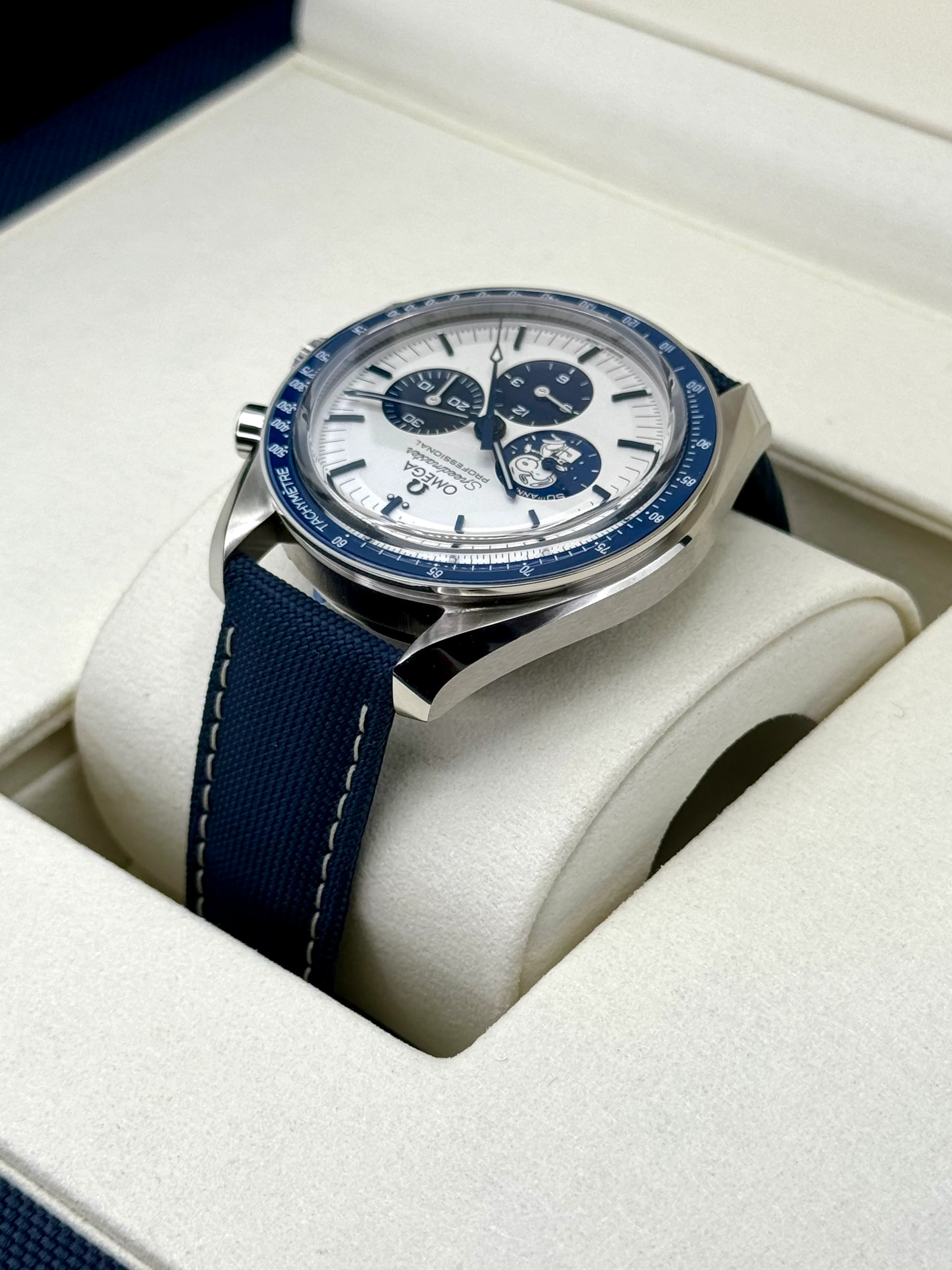 NEW 2023 Omega Speedmaster Silver Snoopy Award 310.32.42.50.02.001 - Image 7