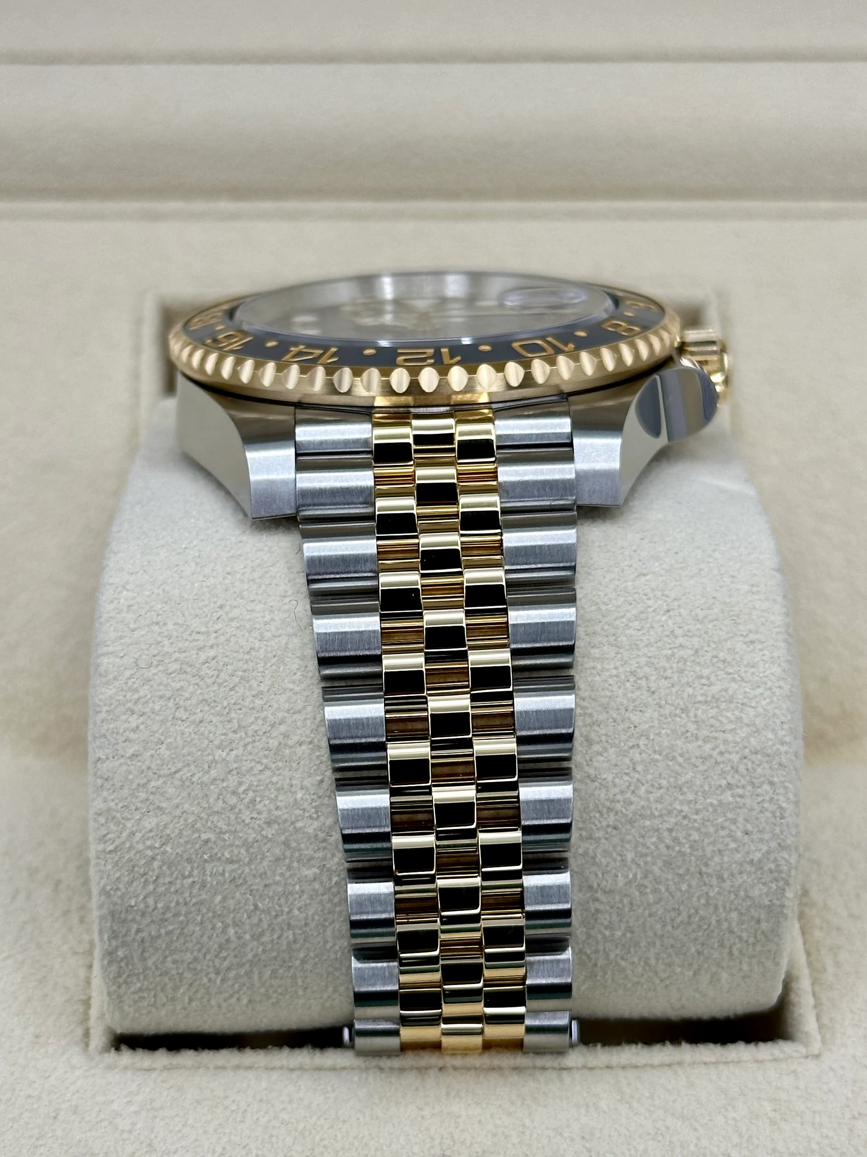NEW 2023 Rolex GMT-Master II 40mm 126713GRNR Two-Tone Jubilee Black Dial - Image 4