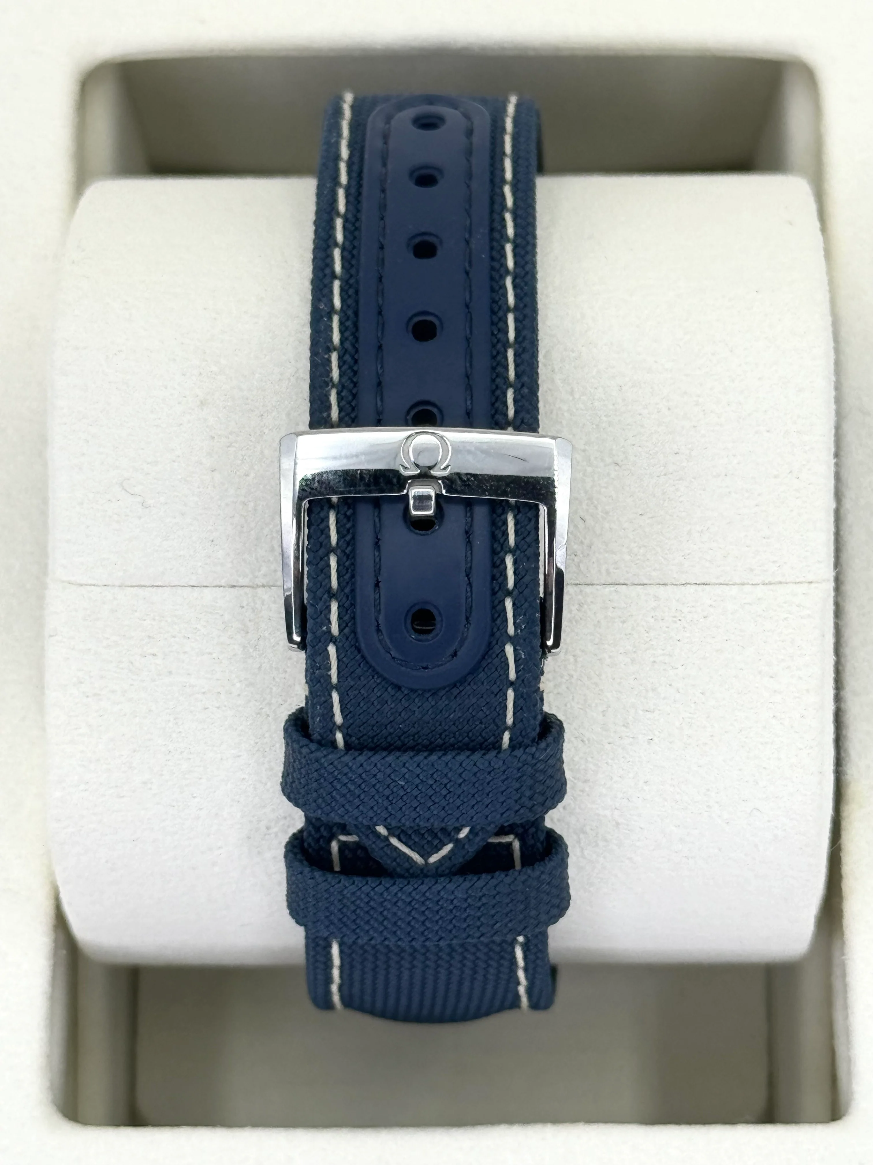 NEW 2023 Omega Speedmaster Silver Snoopy Award 310.32.42.50.02.001 - Image 3