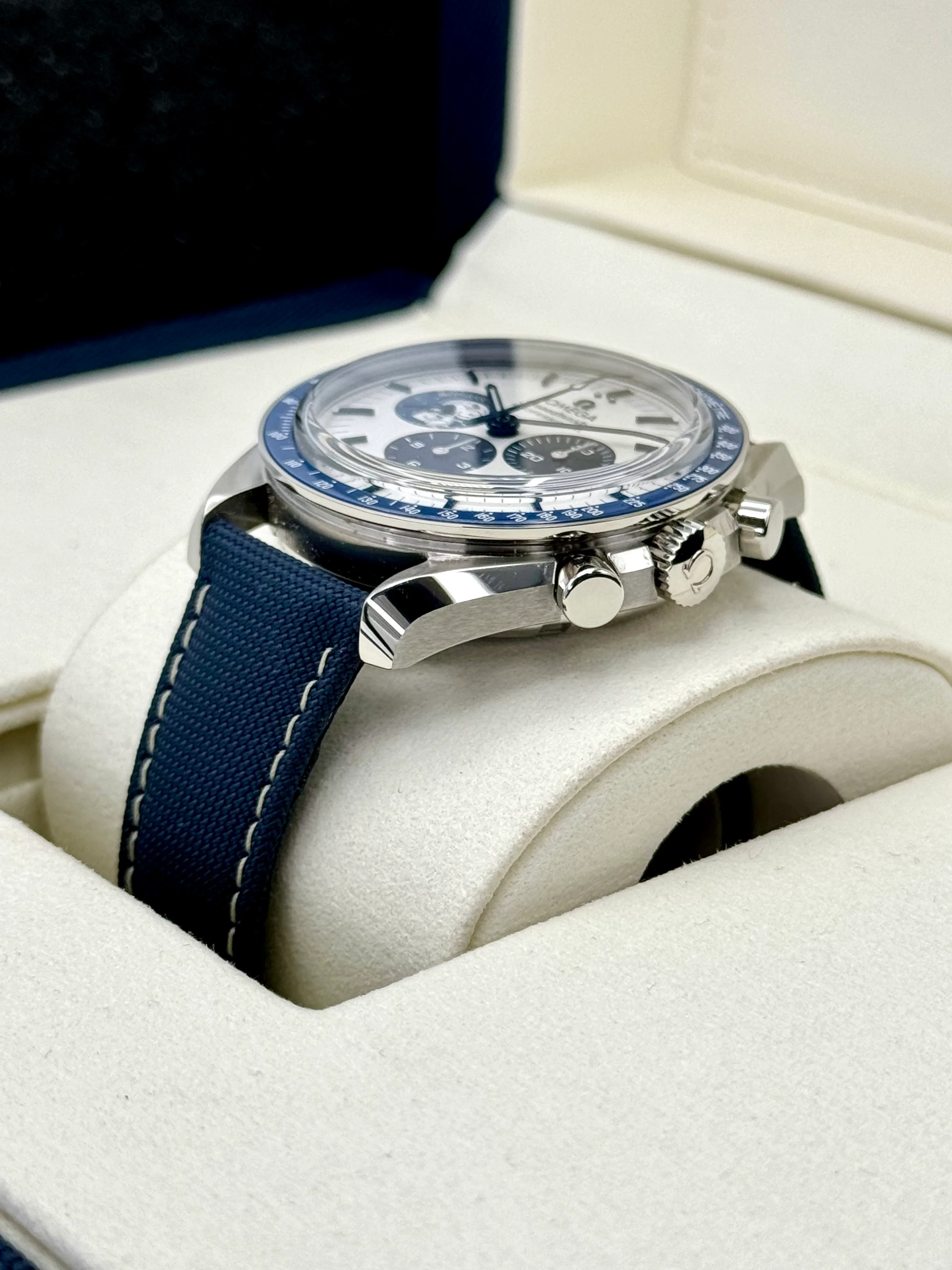 NEW 2023 Omega Speedmaster Silver Snoopy Award 310.32.42.50.02.001 - Image 4