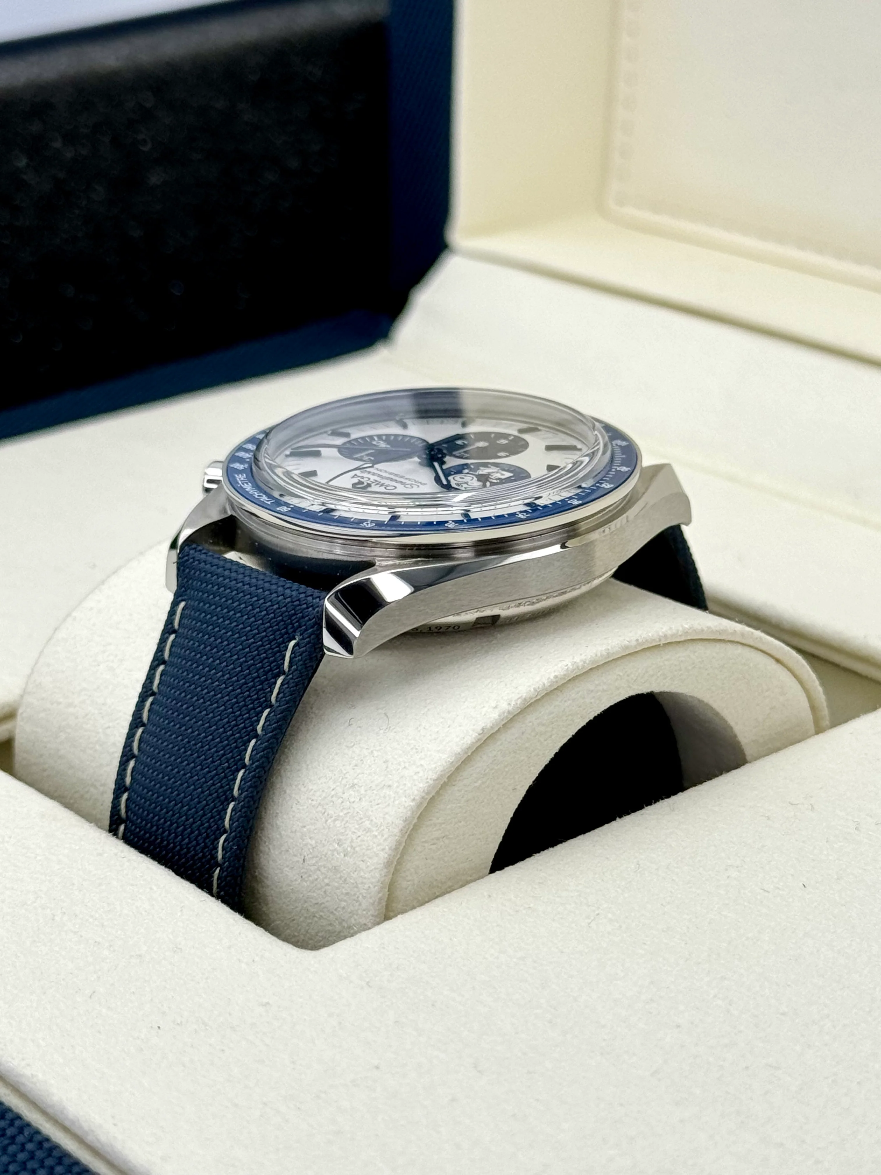 NEW 2023 Omega Speedmaster Silver Snoopy Award 310.32.42.50.02.001 - Image 6